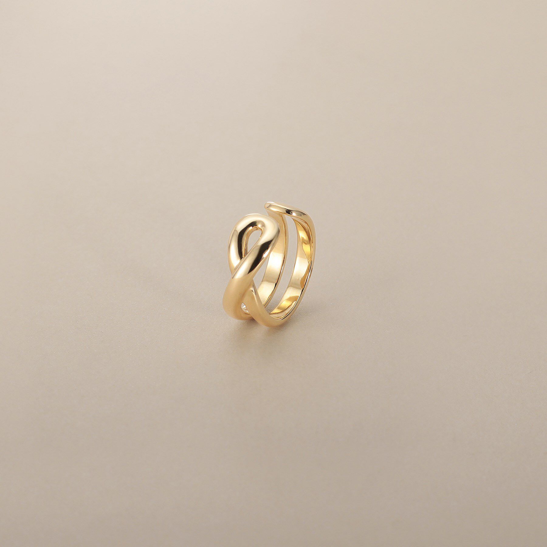 COCOSHNIK「K10ニュアンスクロスライン イヤーカフ」|イヤリング|イエローゴールド(1