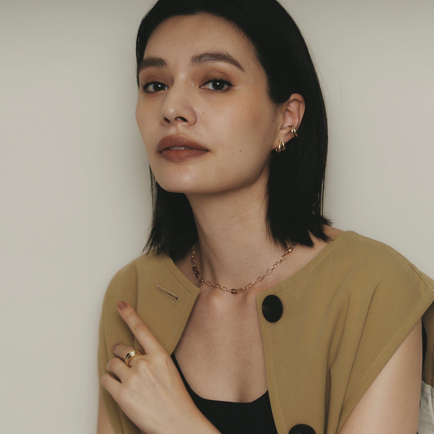 COCOSHNIK「K10ニュアンスクロスライン イヤーカフ」|イヤリング|