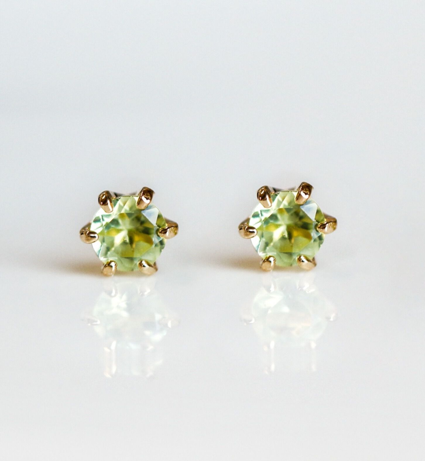  「誕生石 一粒ピアス | K18 」|ピアス|8月 ペリドット