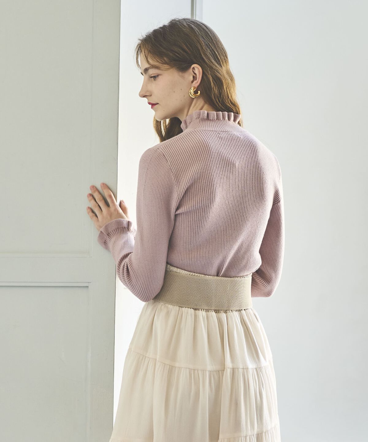 アンドクチュール「フリルネックリブプルオーバー」|ニット・セーター|