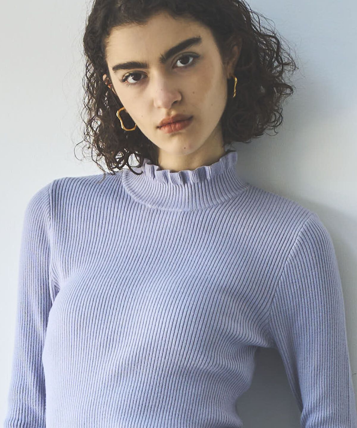 アンドクチュール「フリルネックリブプルオーバー」|ニット・セーター|