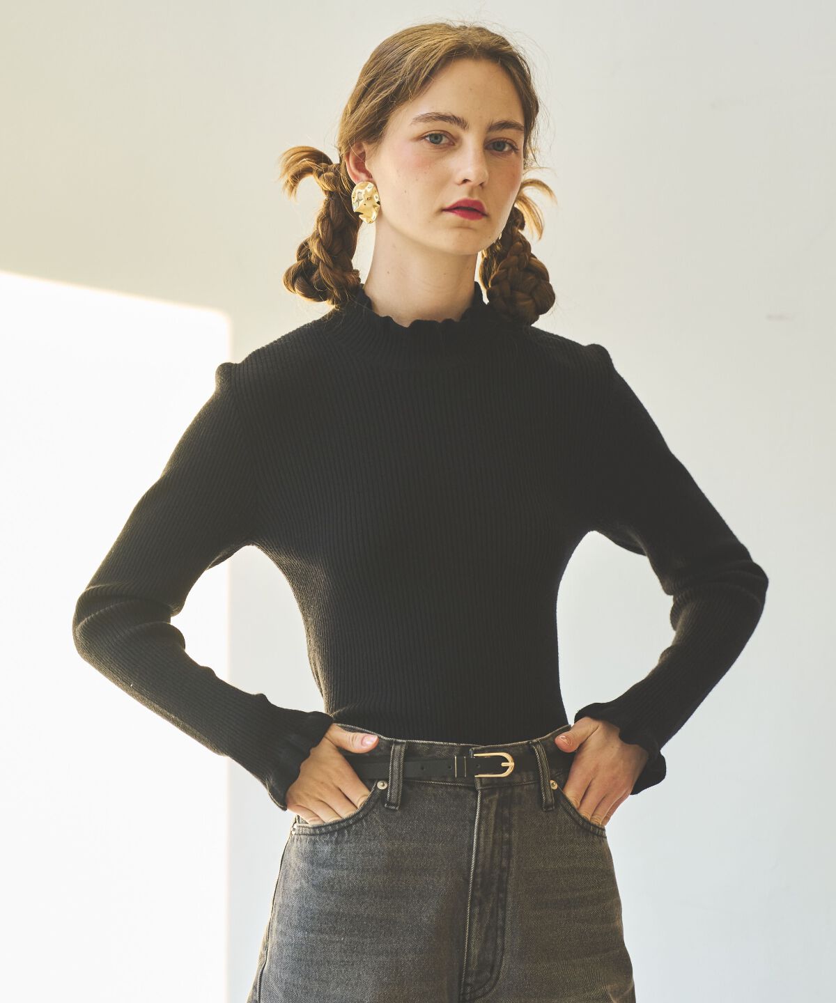 アンドクチュール「フリルネックリブプルオーバー」|ニット・セーター|ブラック