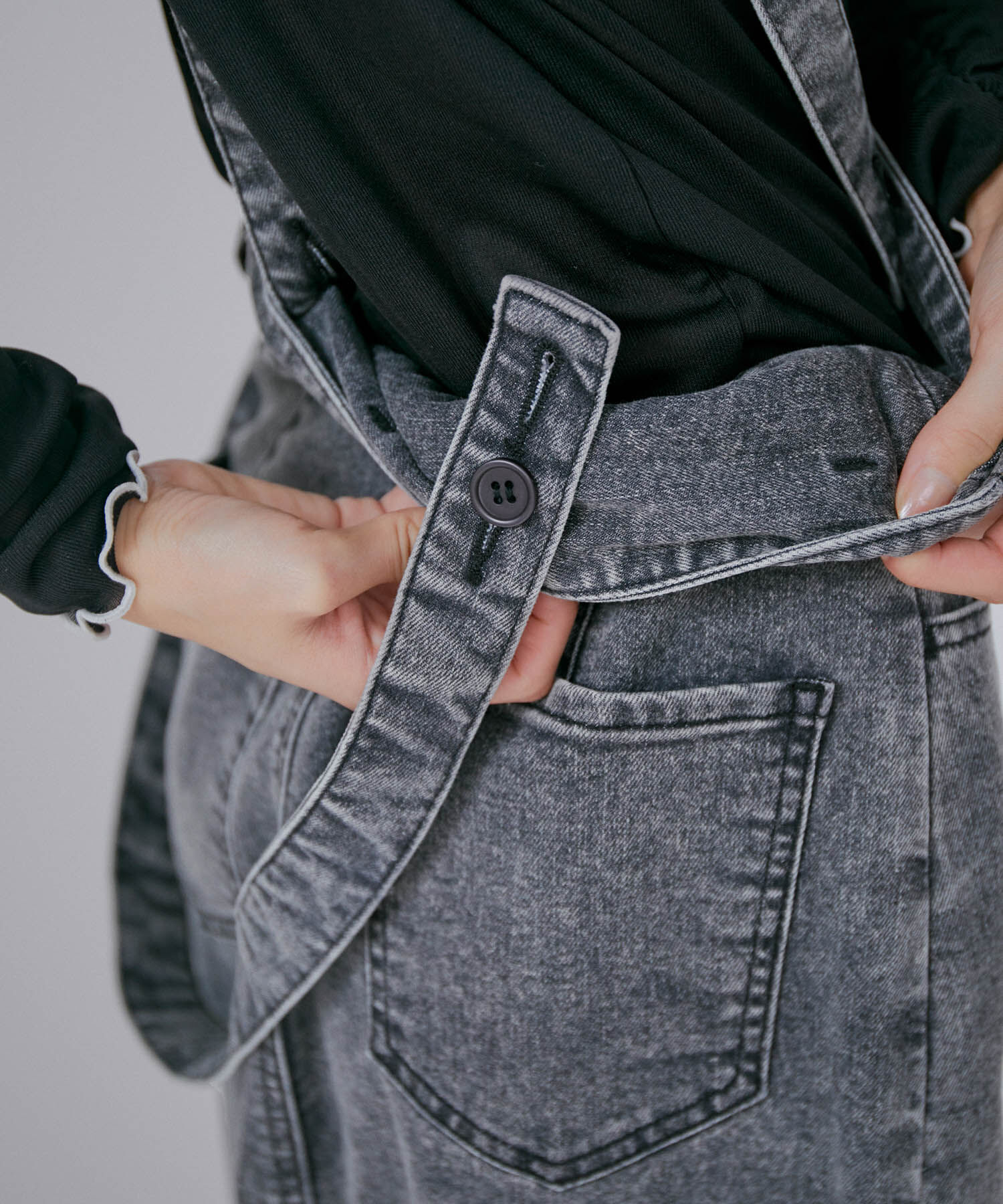 VIS「【洗える】サスペンダー付きハイウエストデニムタイトスカート」|スカート|