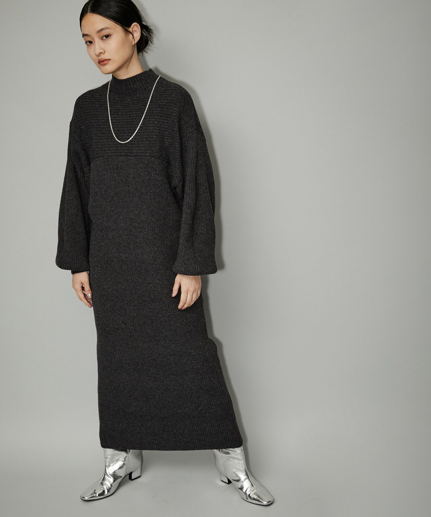 ADAM ET ROPE'「【WEB限定】フォルムスリーブハイネックニットワンピース」|ワンピース|チャコール(06)
