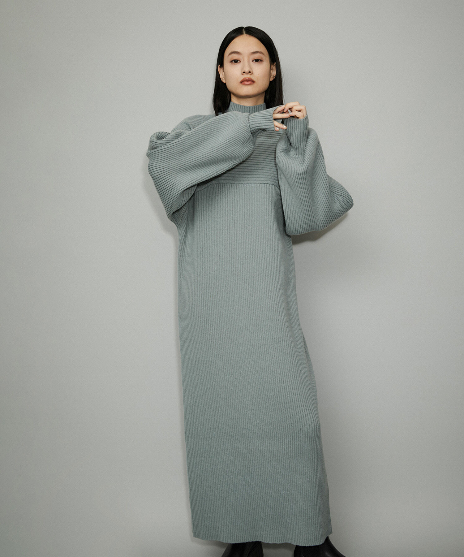 ADAM ET ROPE'「【WEB限定】フォルムスリーブハイネックニットワンピース」|ワンピース|サックス(48)
