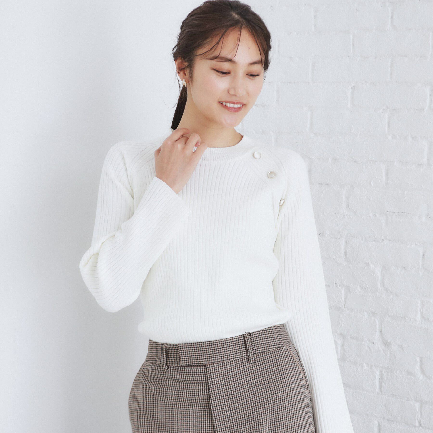 index「ゴールドボタンワイドリブニット【洗濯機可/抗ピル】」|ニット・セーター|オフホワイト(003
