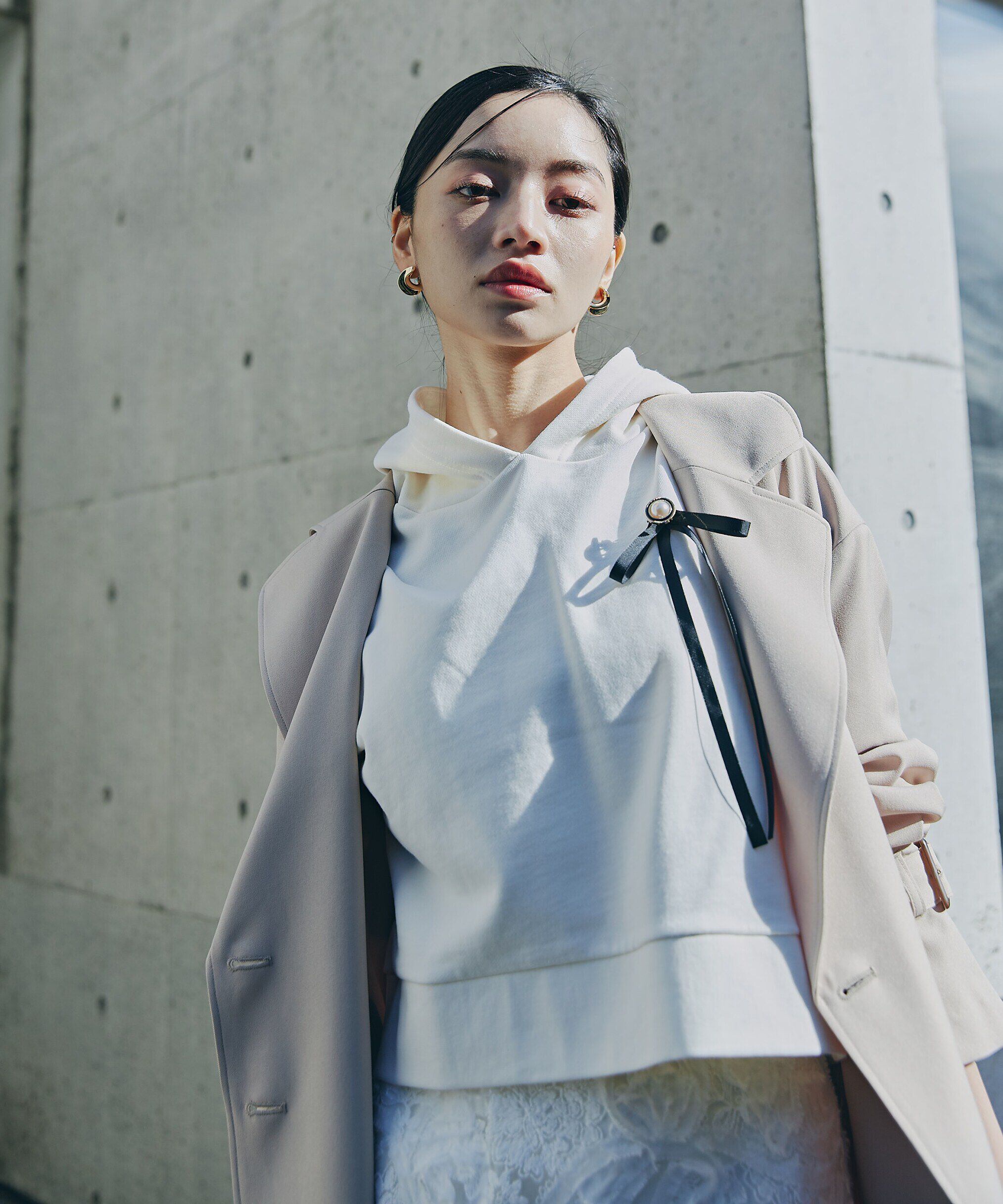 PROPORTION BODY DRESSING「リボンブローチ付きフーディー」|Tシャツ・カットソー|エクリュ1