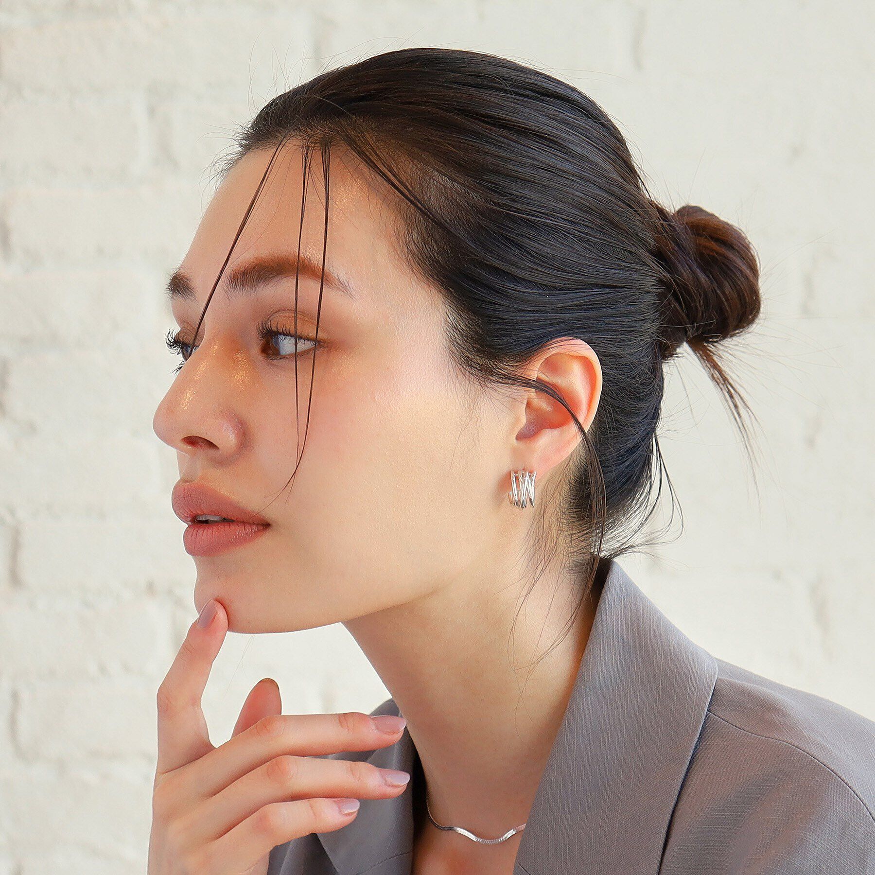 COCOSHNIK ONKITSCH「シルバー スモールフープ クロッシングライン ピアス」|ピアス|