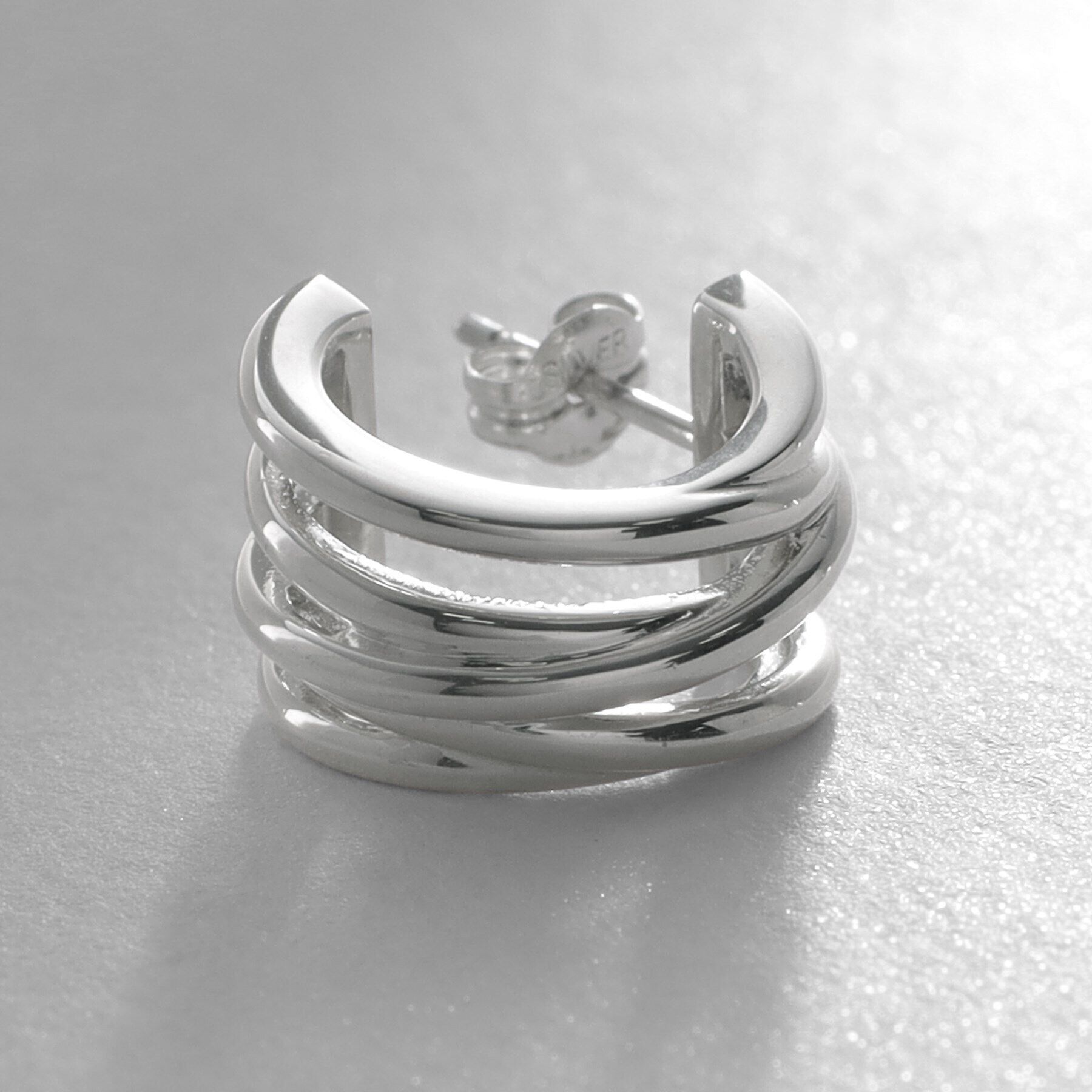 COCOSHNIK ONKITSCH「シルバー スモールフープ クロッシングライン ピアス」|ピアス|