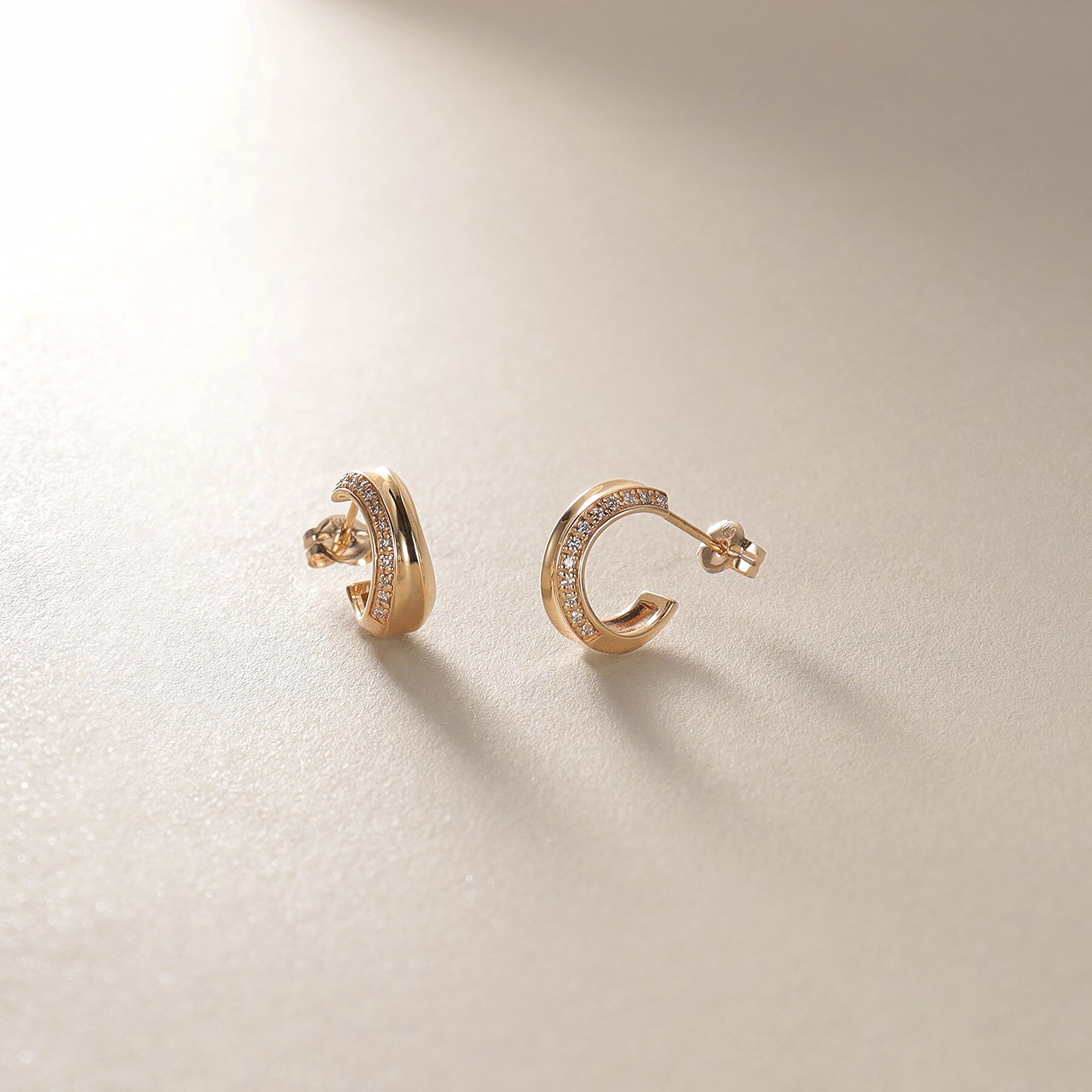 COCOSHNIK「K10ダイヤモンド 逆アールフープ スタッドピアス」|ピアス|イエローゴールド(1