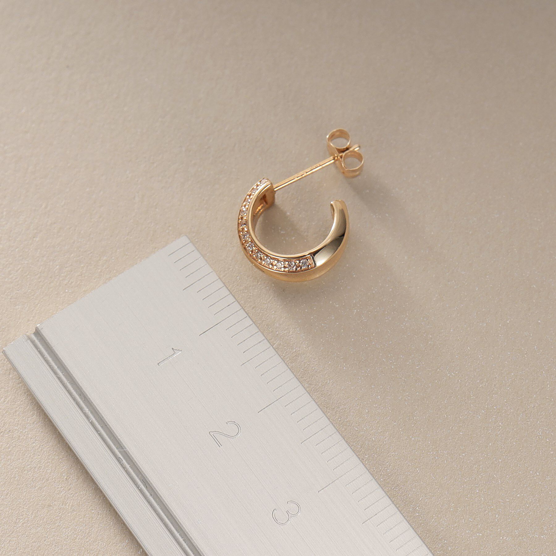 COCOSHNIK「K10ダイヤモンド 逆アールフープ スタッドピアス」|ピアス|