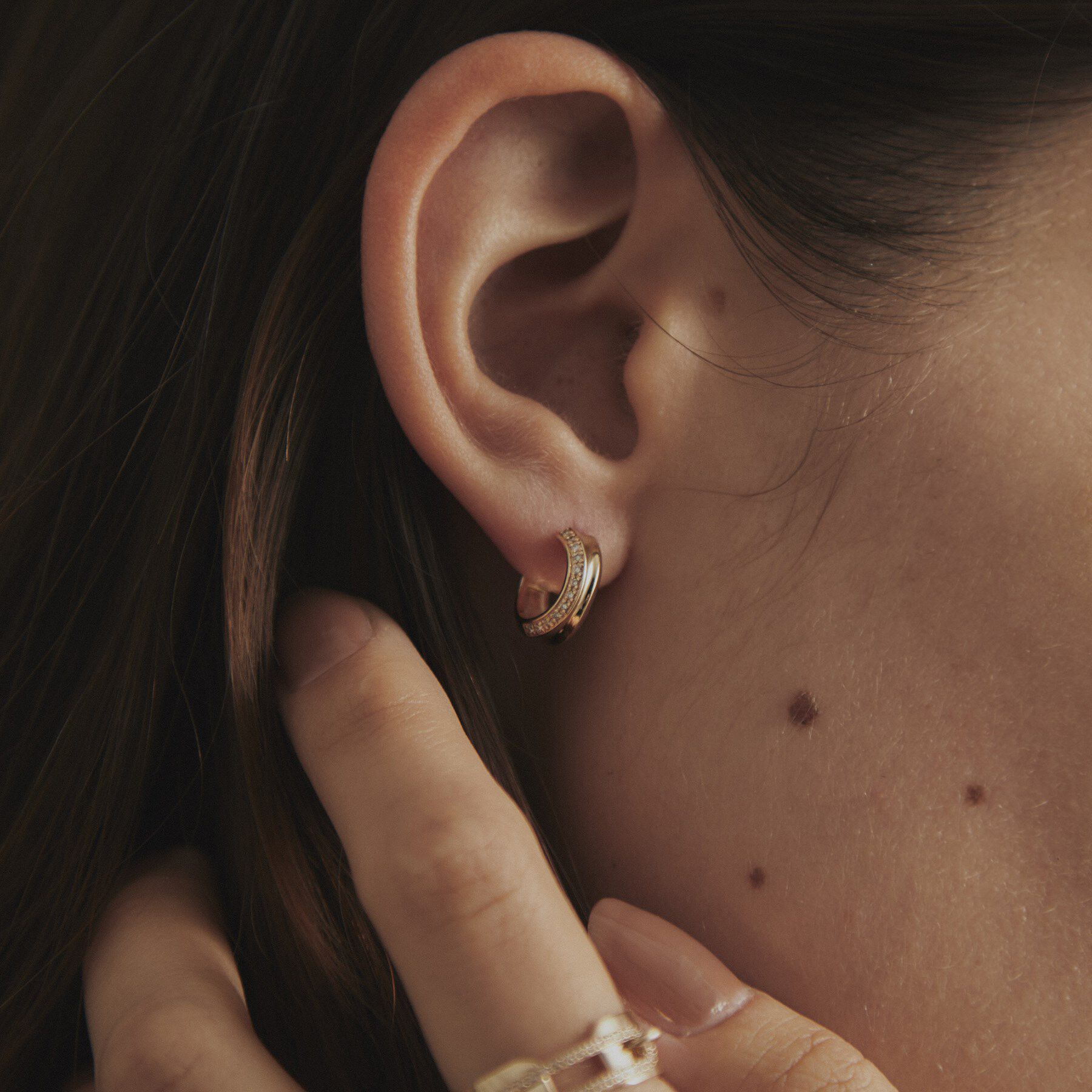 COCOSHNIK「K10ダイヤモンド 逆アールフープ スタッドピアス」|ピアス|