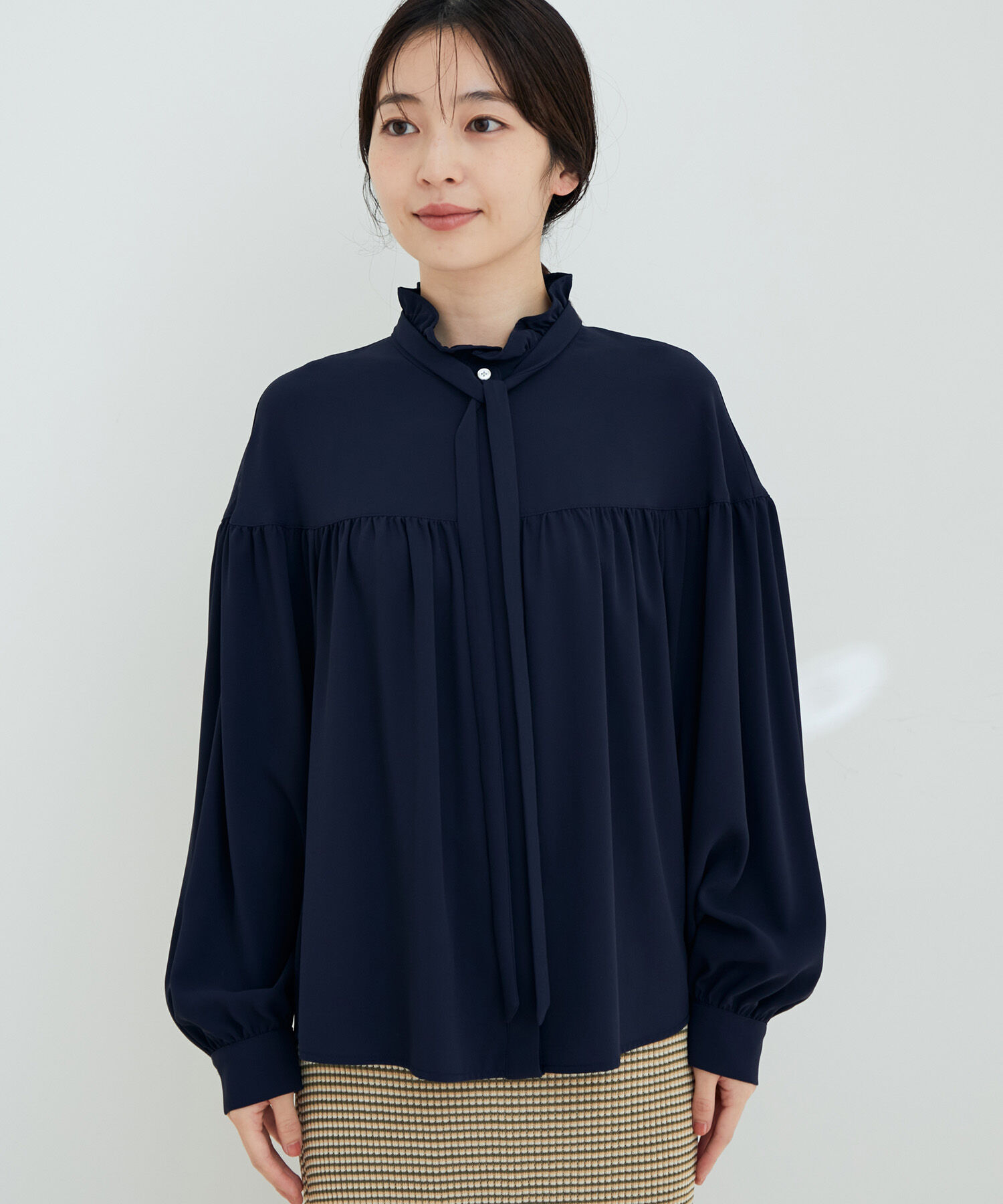 VIS「【洗える】KAMAKURA SHIRTコラボレーションフリルボウタイブラウス」|シャツ・ブラウス|