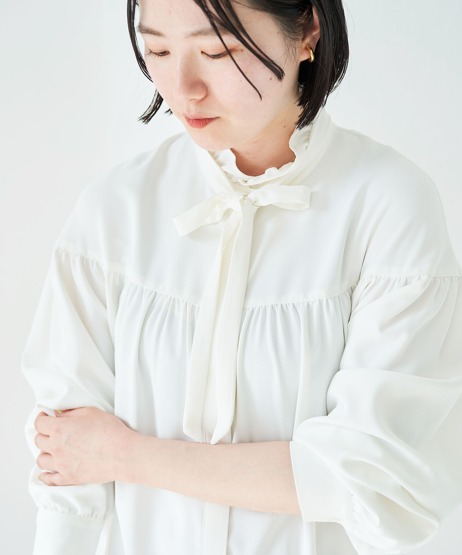 VIS「【洗える】KAMAKURA SHIRTコラボレーションフリルボウタイブラウス」|シャツ・ブラウス|