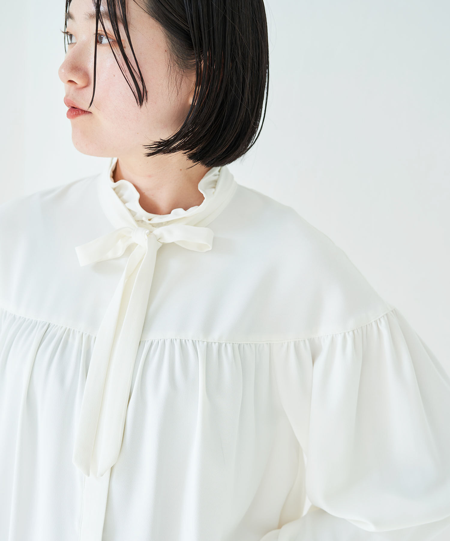 VIS「【洗える】KAMAKURA SHIRTコラボレーションフリルボウタイブラウス」|シャツ・ブラウス|