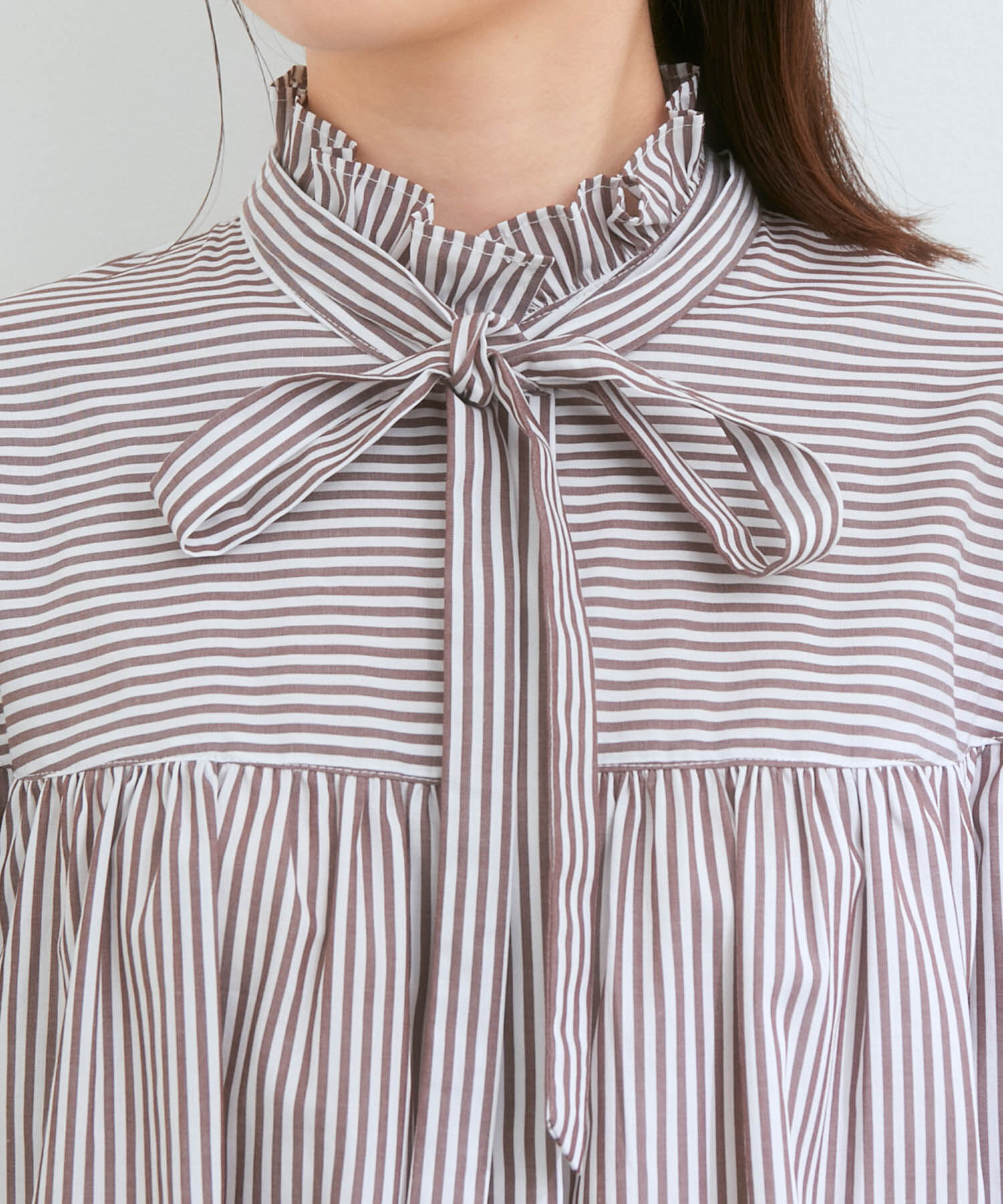 VIS「【洗える】KAMAKURA SHIRTコラボレーションフリルボウタイブラウス」|シャツ・ブラウス|