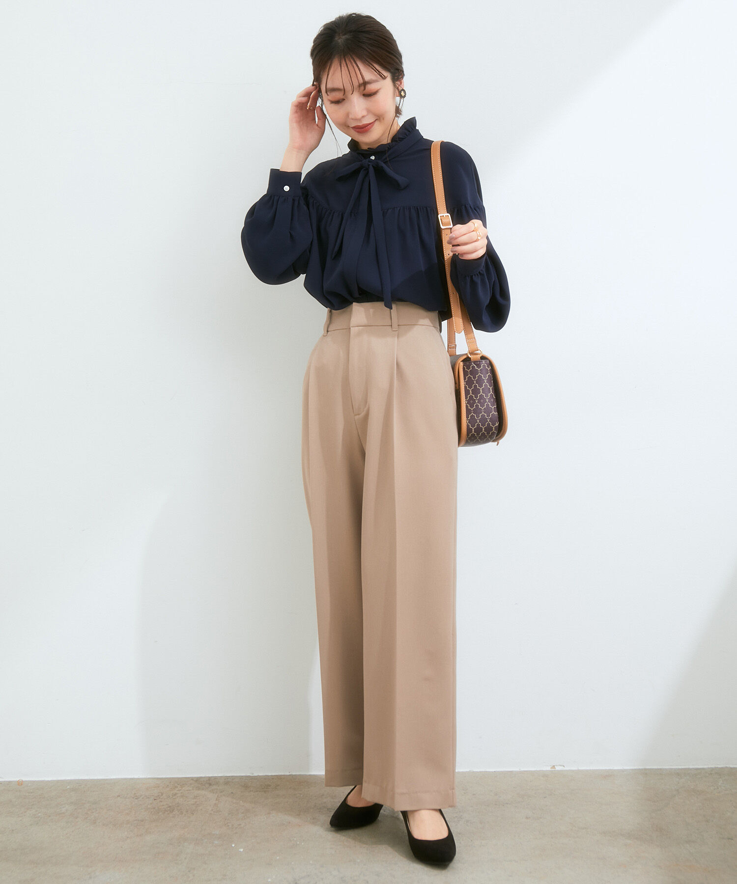 VIS「【洗える】KAMAKURA SHIRTコラボレーションフリルボウタイブラウス」|シャツ・ブラウス|