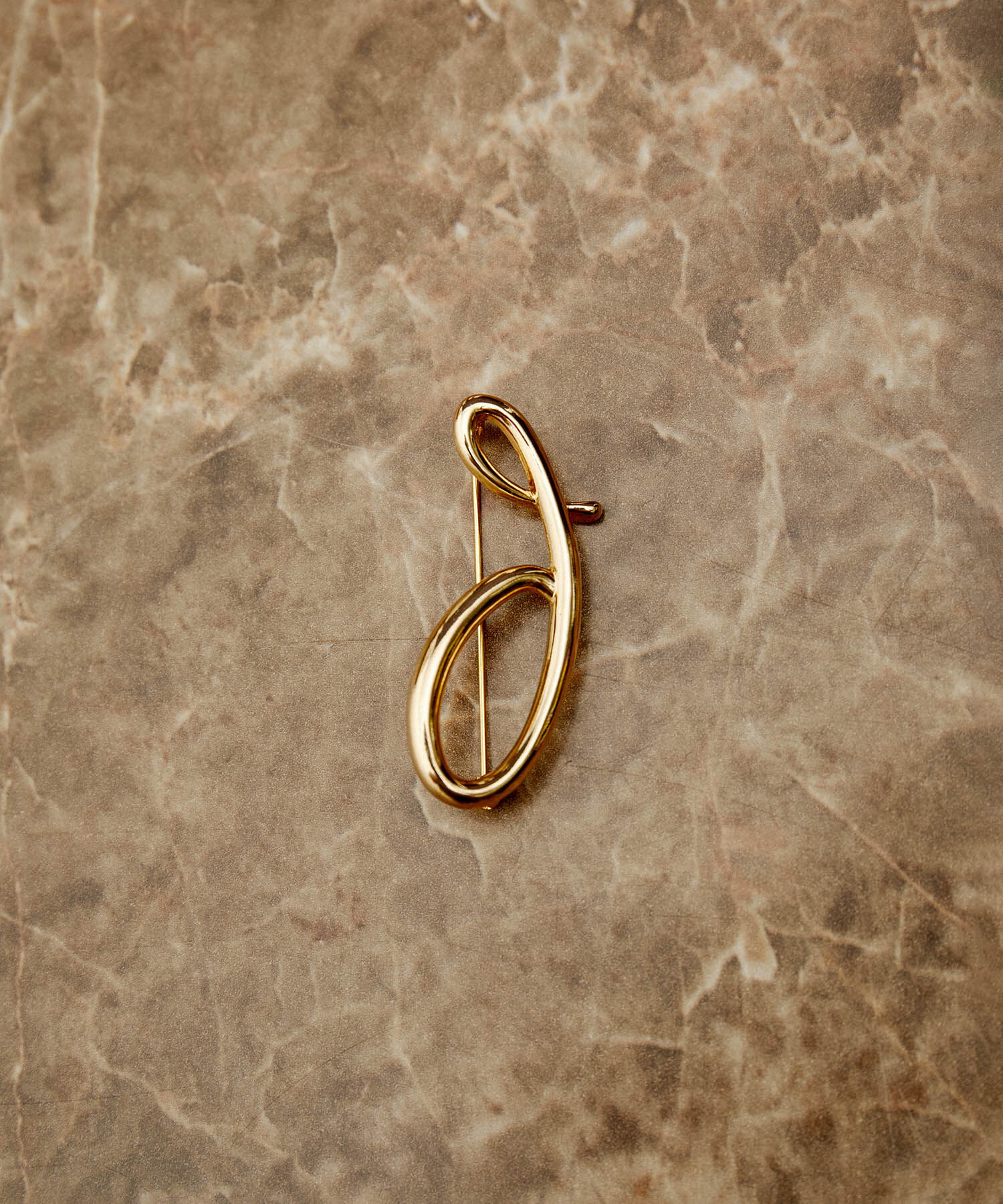 ADAM ET ROPE'「イニシャルブローチ」|ブローチ・コサージュ|ブラック系(04)