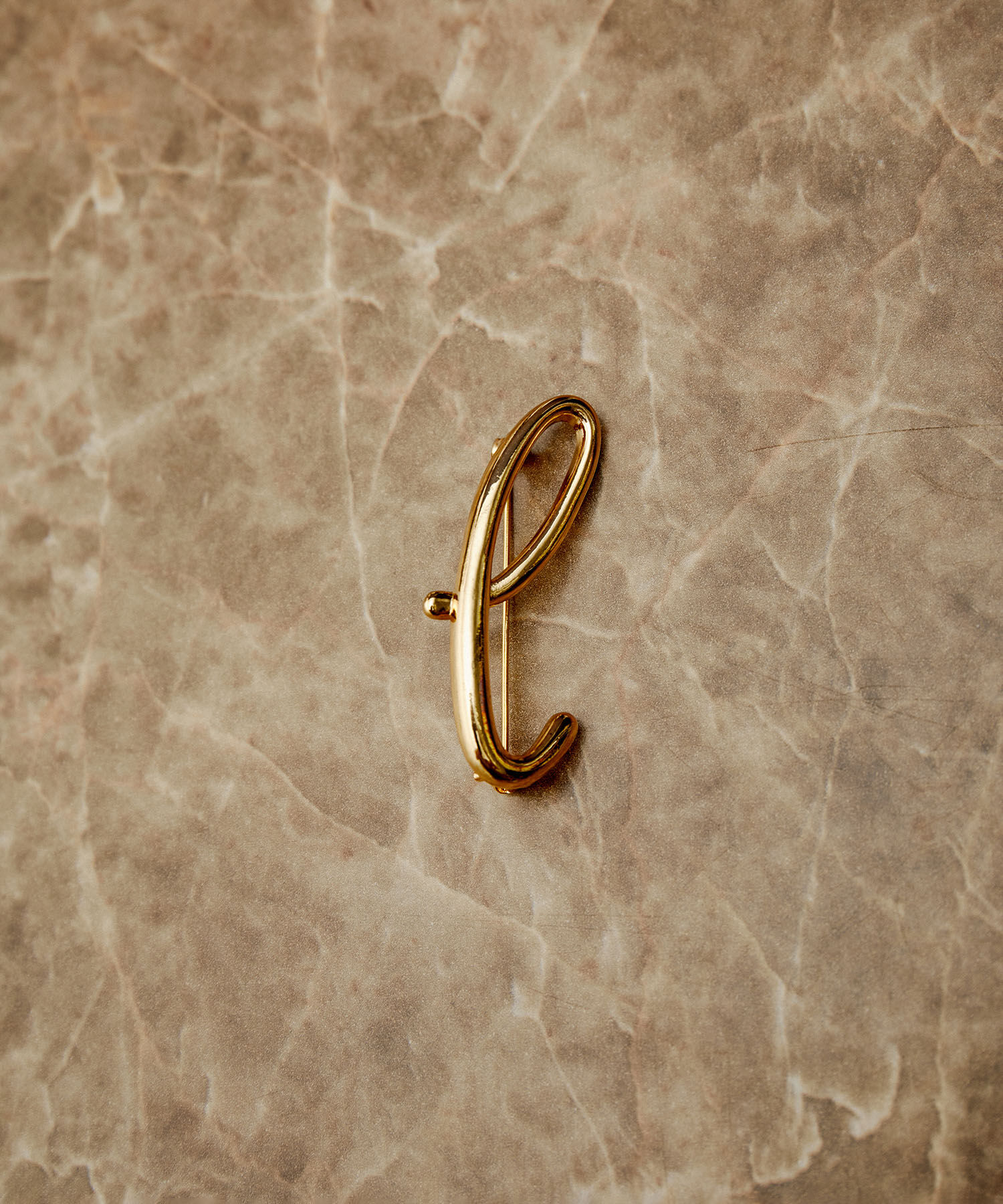 ADAM ET ROPE'「イニシャルブローチ」|ブローチ・コサージュ|ホワイト系(12)