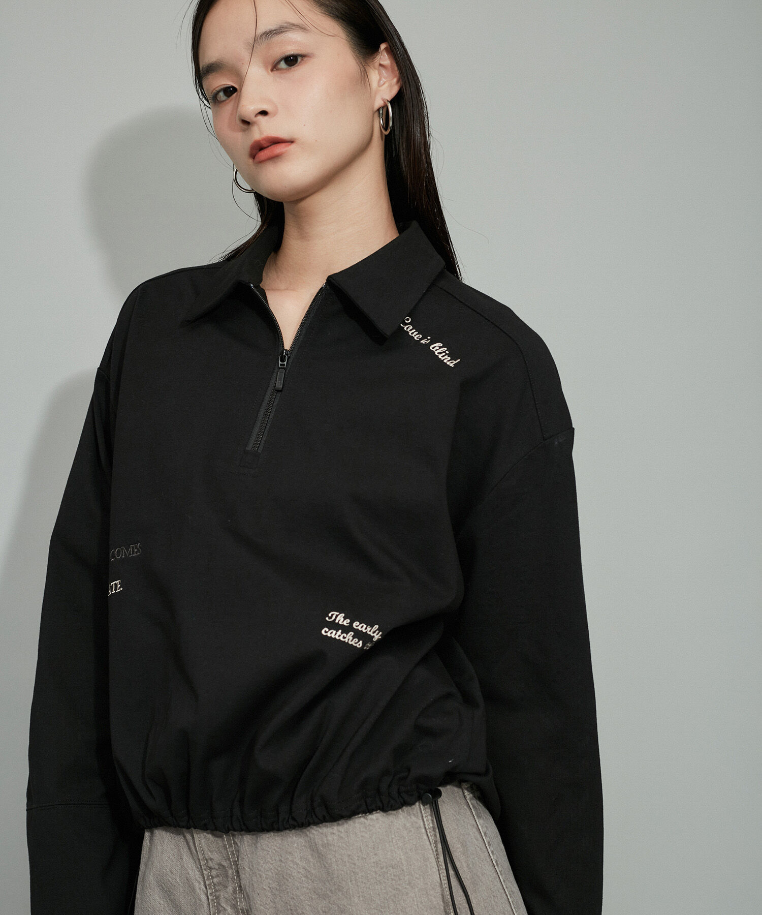 ADAM ET ROPE'「【WEB限定・洗える】ミックスロゴ刺繍ハーフジップロンT」|Tシャツ・カットソー|ブラック(01)