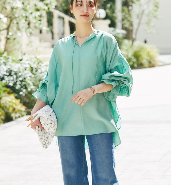  「《オンオフ兼用・一枚で華やか》バッグスリットシャーリングチュニック」|シャツ・ブラウス|グリーン