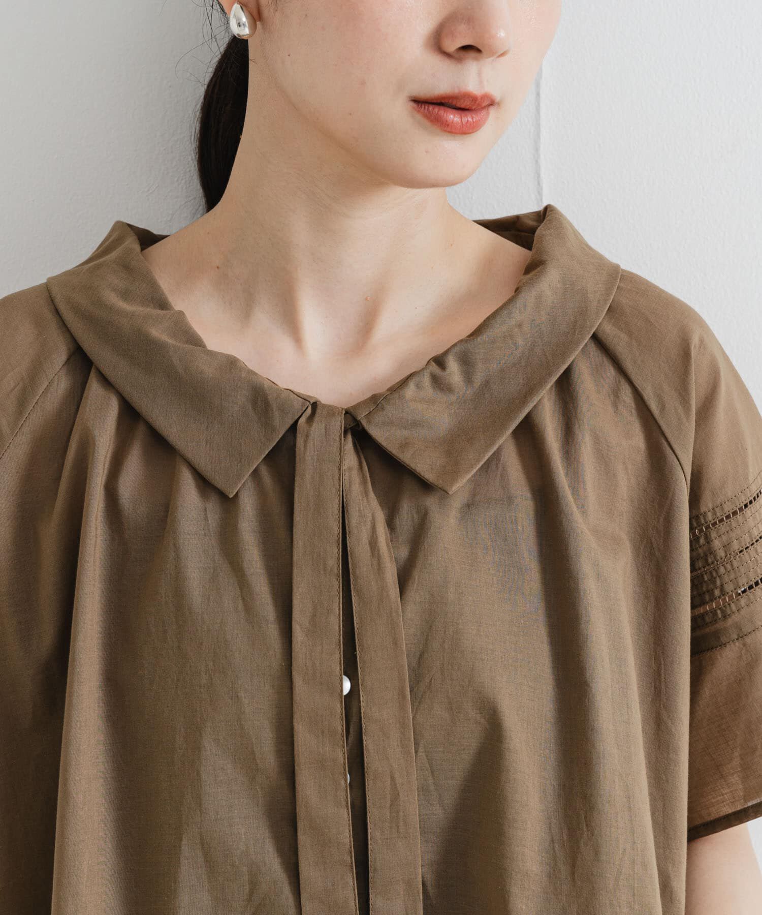 URBAN RESEARCH「ハーフスリーブフリルカラーブラウス」|シャツ・ブラウス|