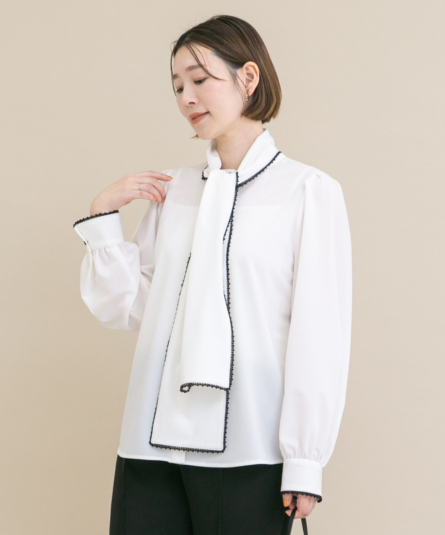 URBAN RESEARCH ROSSO「『WEB/一部店舗限定』トリミングボウタイブラウス」|シャツ・ブラウス|