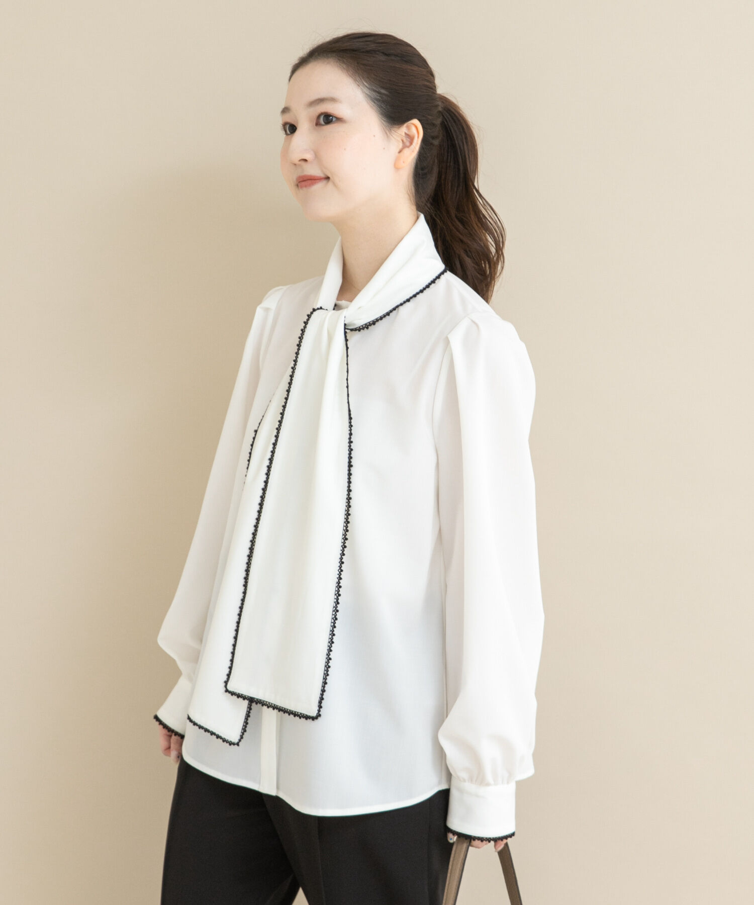 URBAN RESEARCH ROSSO「『WEB/一部店舗限定』トリミングボウタイブラウス」|シャツ・ブラウス|