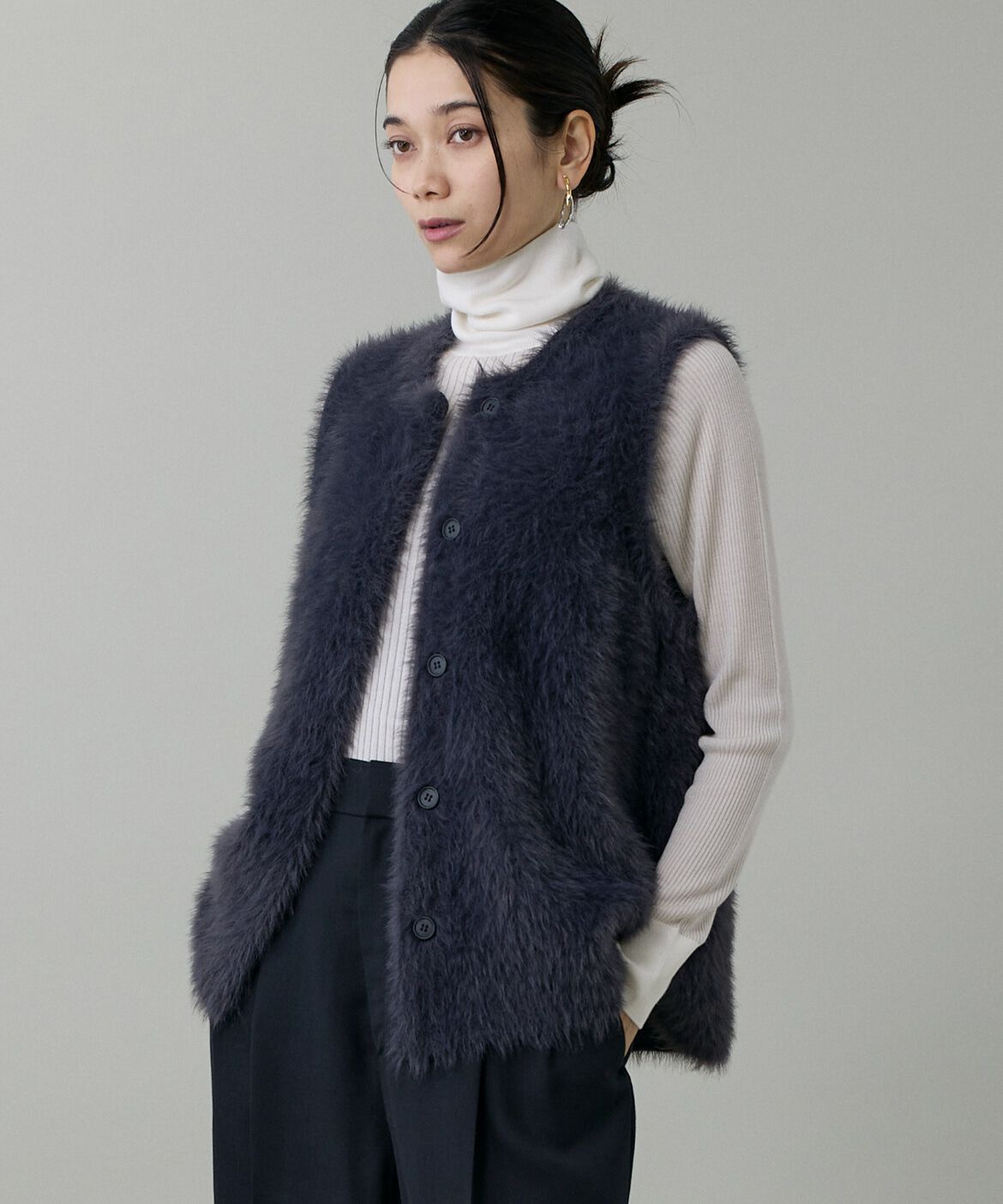 INED「フェザーヤーンニットジレ」|ダウンベスト・ベスト|チャコールグ 3