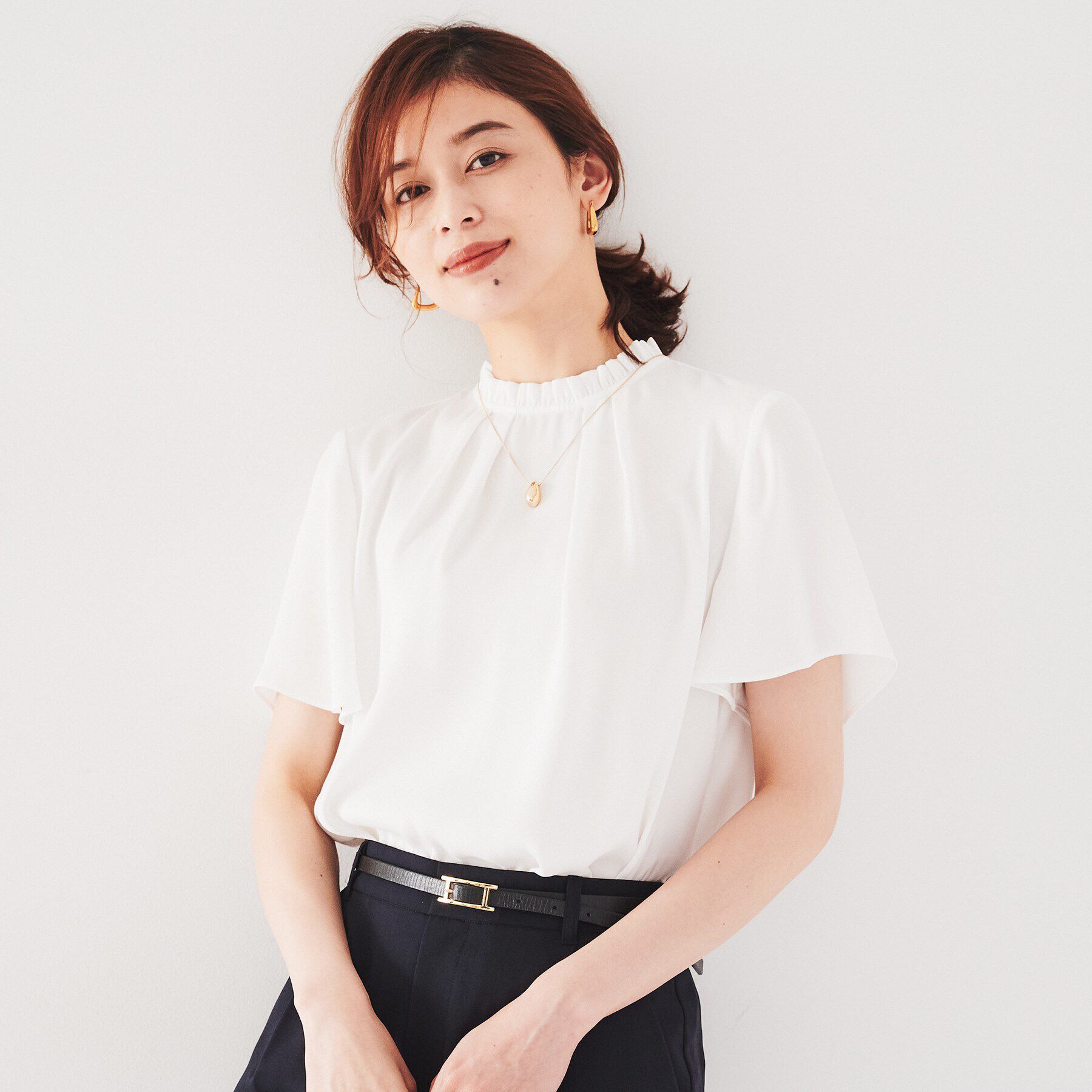 UNTITLED「【ストレッチ/華やかデザイン】フリルスタンドネックブラウス」|シャツ・ブラウス|オフホワイト(003