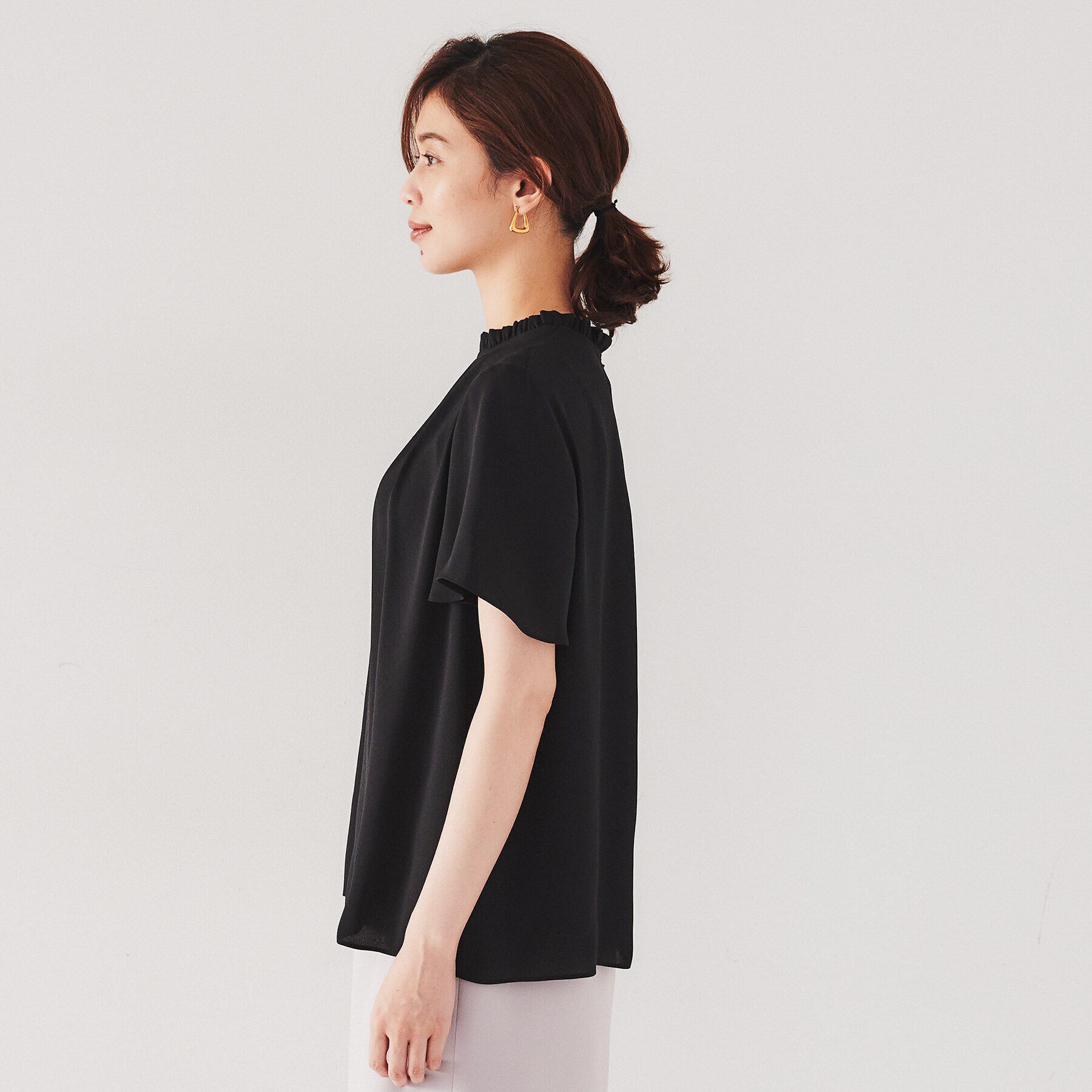 UNTITLED「【ストレッチ/華やかデザイン】フリルスタンドネックブラウス」|シャツ・ブラウス|