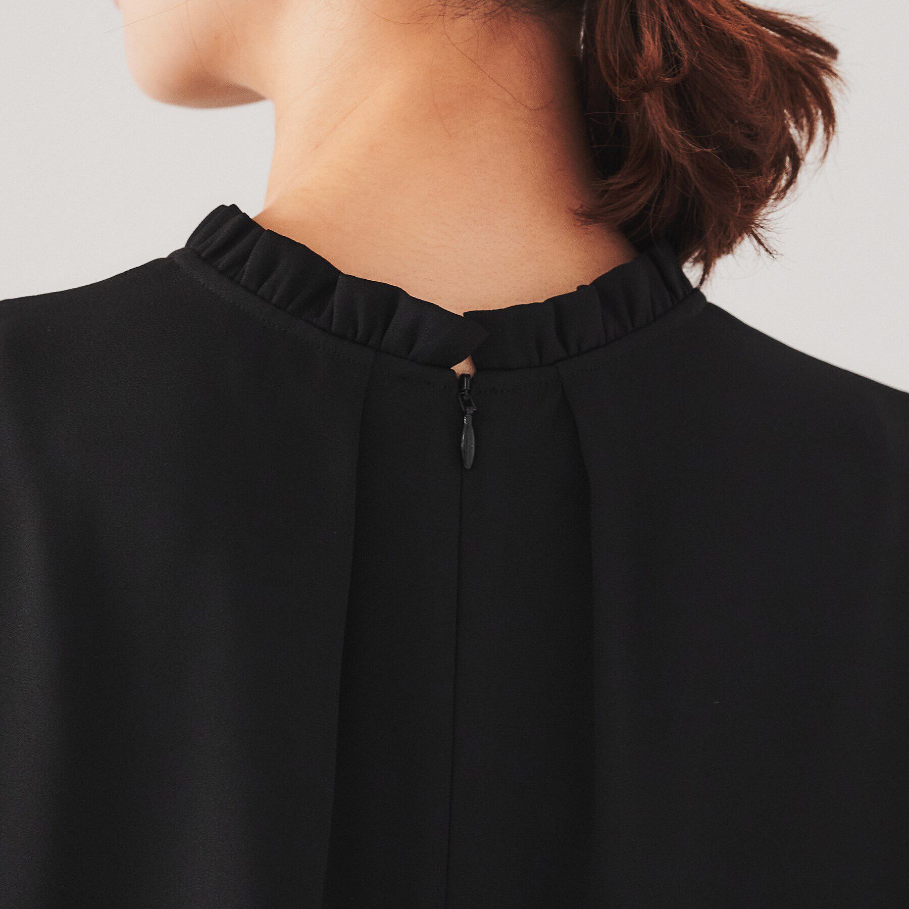 UNTITLED「【ストレッチ/華やかデザイン】フリルスタンドネックブラウス」|シャツ・ブラウス|