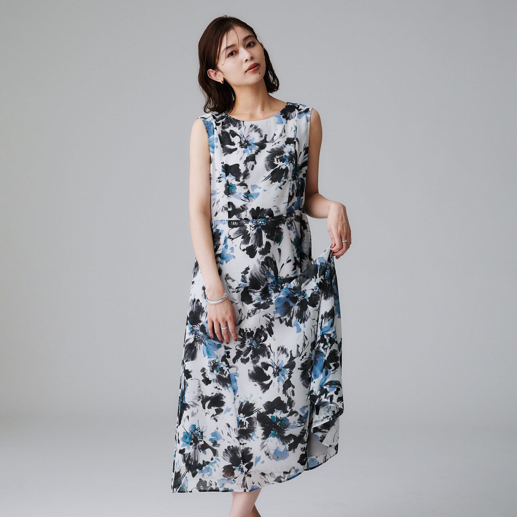 UNTITLED「【シアー/エレガント/花柄/夏ワンピ】ペイントフラワーワンピース」|ワンピース|ブルー(192)
