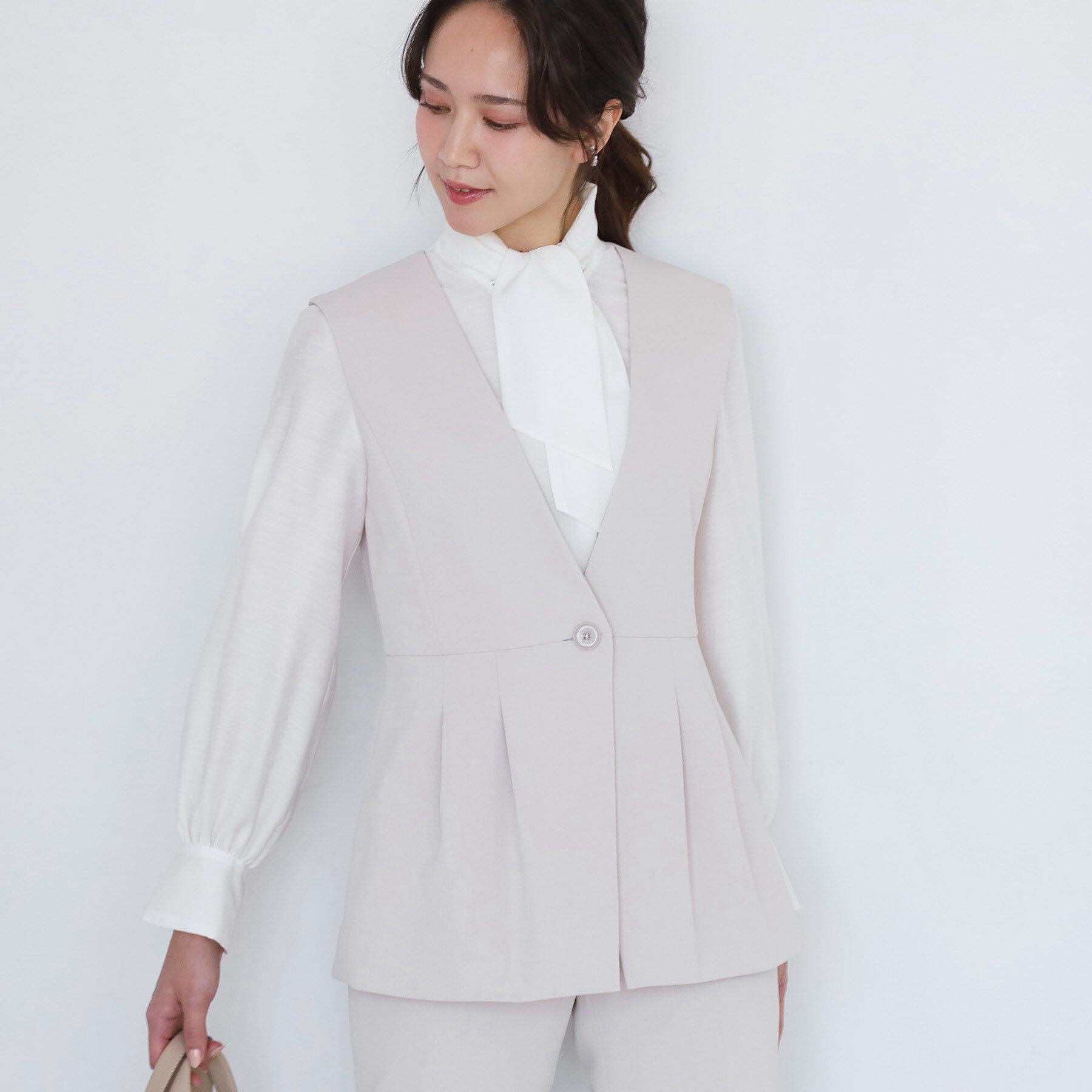 COUP DE CHANCE「【手洗い可／日本製／伸縮性／セットアップ可】カラーレスのジレ」|ベスト・ジレ|グレージュ(050)