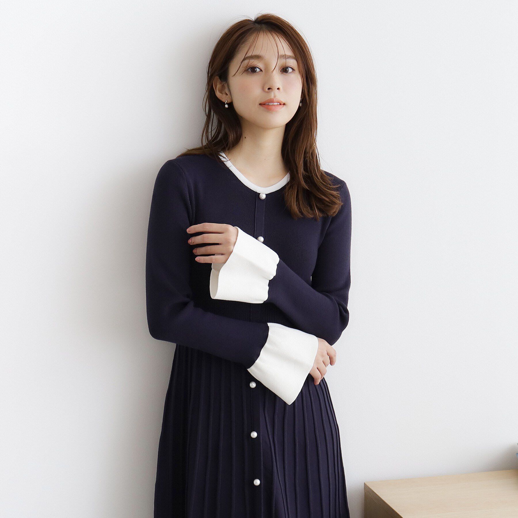 index「《美人百花掲載》パール調デザインバイカラーニットワンピース【洗濯機洗い可】」|ワンピース|ネイビー(894)