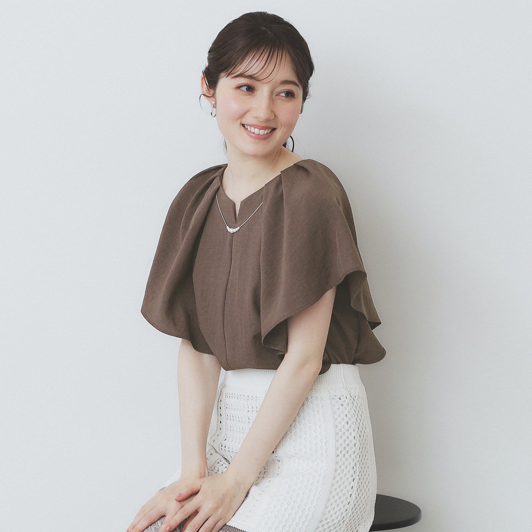 index「《7色展開/S-LLサイズ》フリルタックスリーブキーネックブラウス【吸水速乾/洗濯機可/イージーアイ」|シャツ・ブラウス|ブラウン(043)