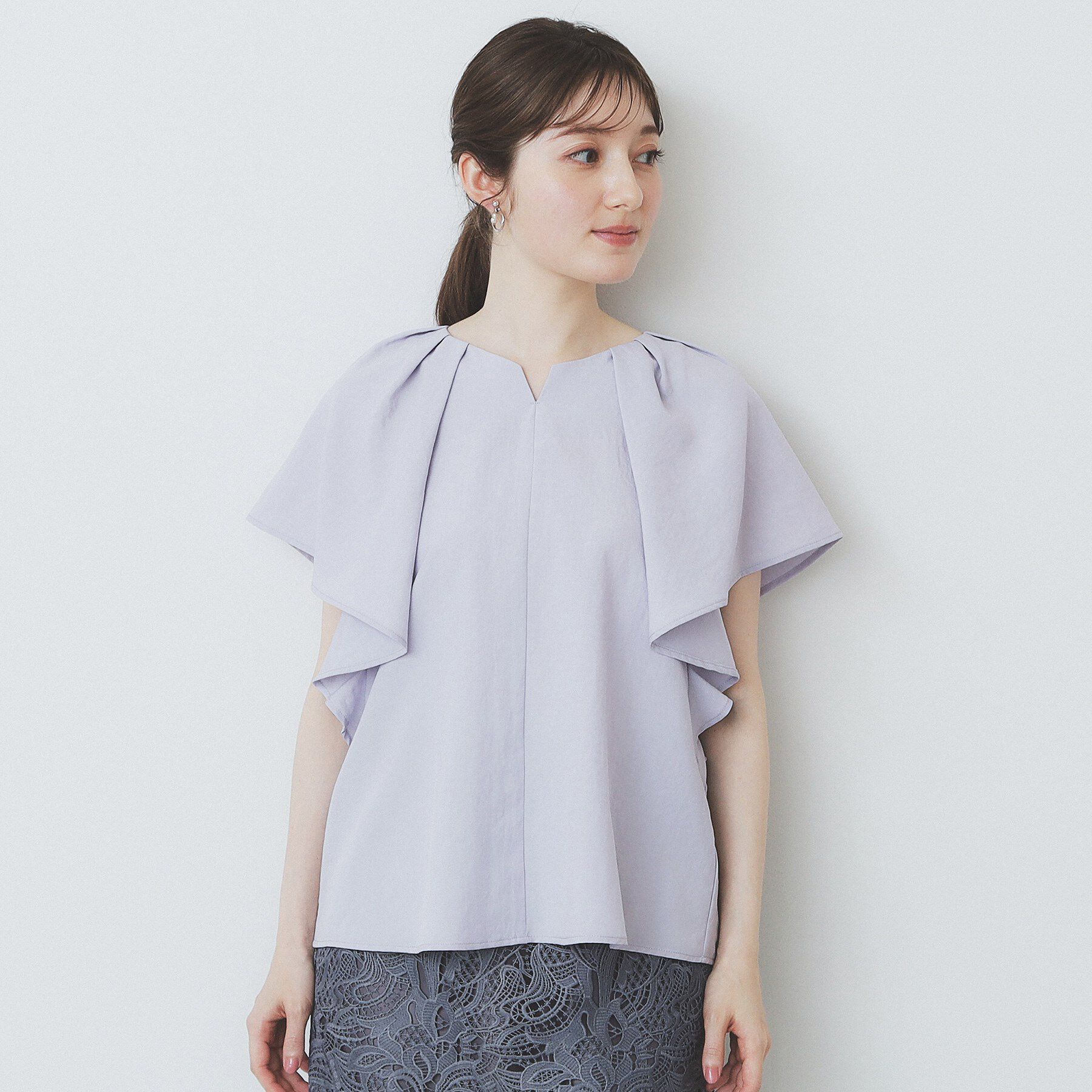 index「《7色展開/S-LLサイズ》フリルタックスリーブキーネックブラウス【吸水速乾/洗濯機可/イージーアイ」|シャツ・ブラウス|