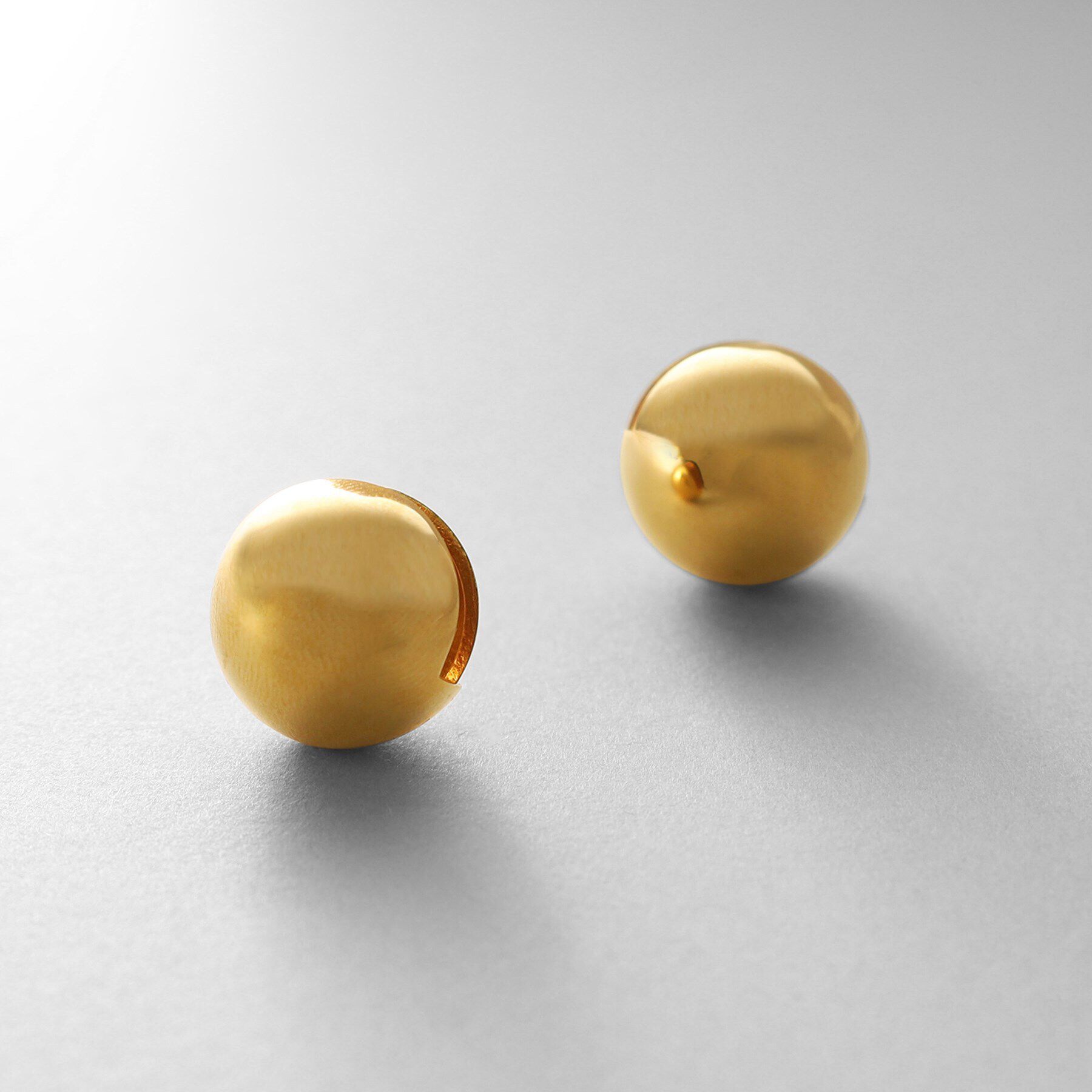 COCOSHNIK ONKITSCH「シルバー ハギーピアス ボールL GP」|ピアス|