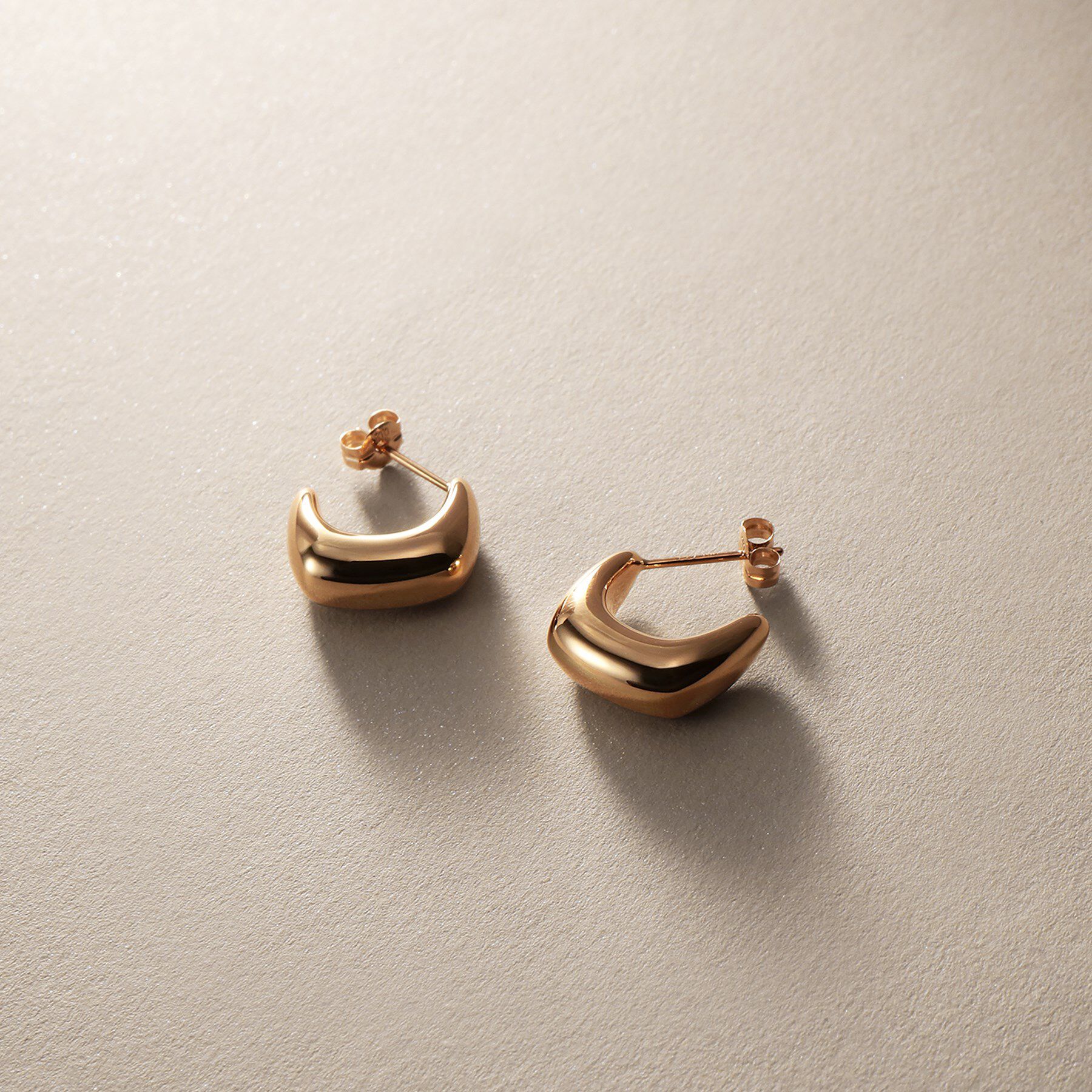 COCOSHNIK「K10中空スクエアニュアンスフープ スタッドピアス」|ピアス|