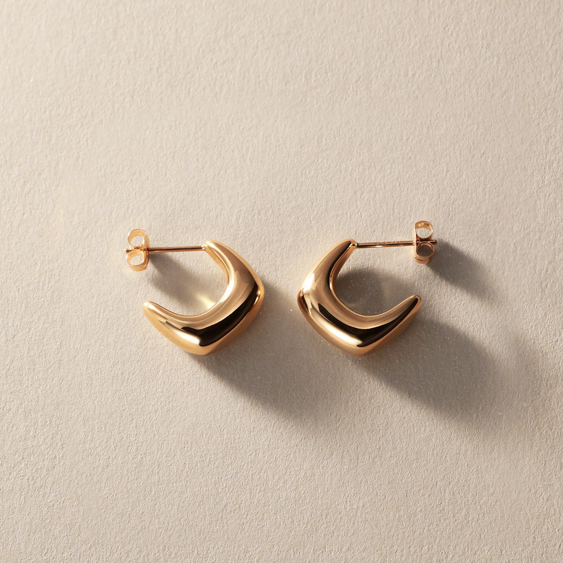 COCOSHNIK「K10中空スクエアニュアンスフープ スタッドピアス」|ピアス|