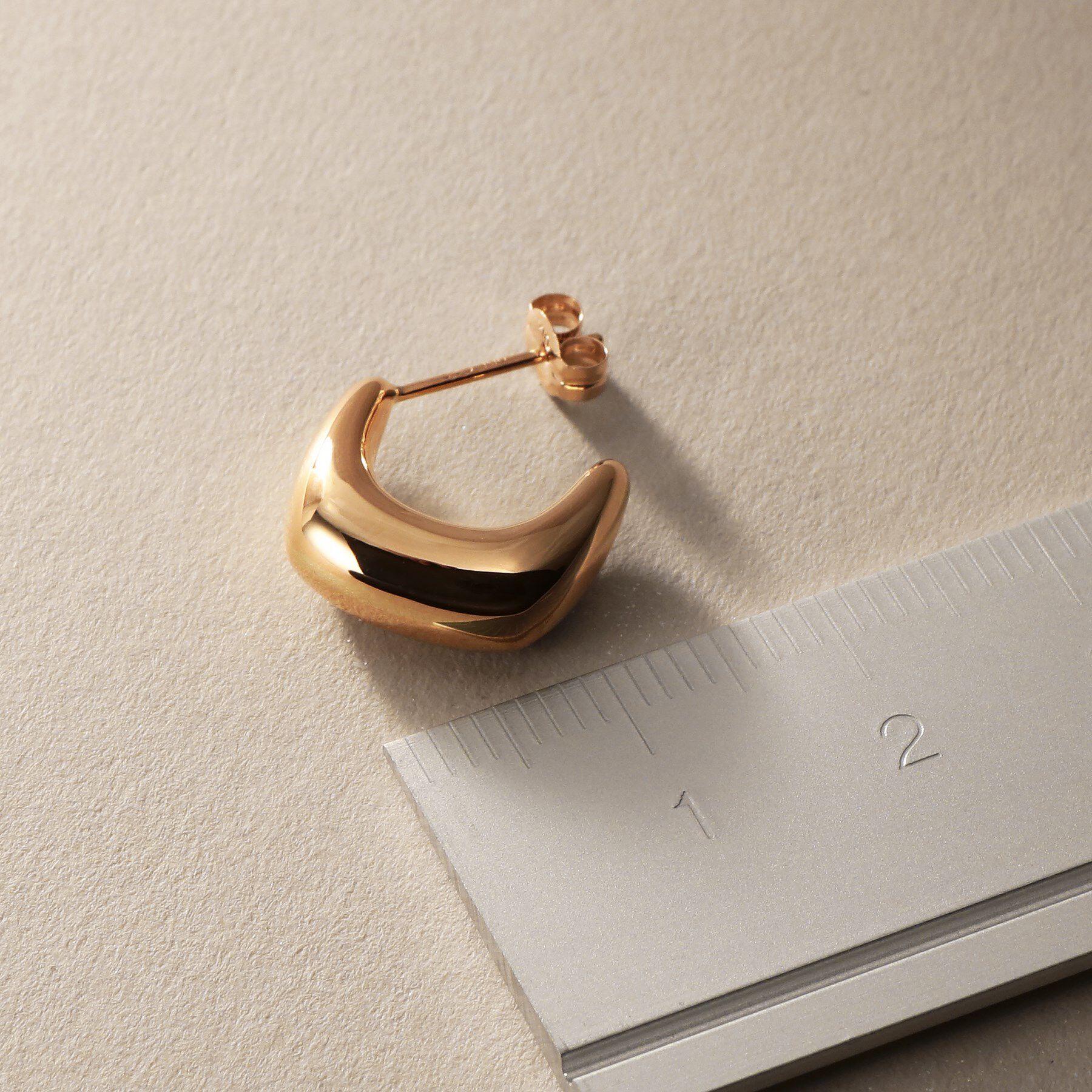 COCOSHNIK「K10中空スクエアニュアンスフープ スタッドピアス」|ピアス|