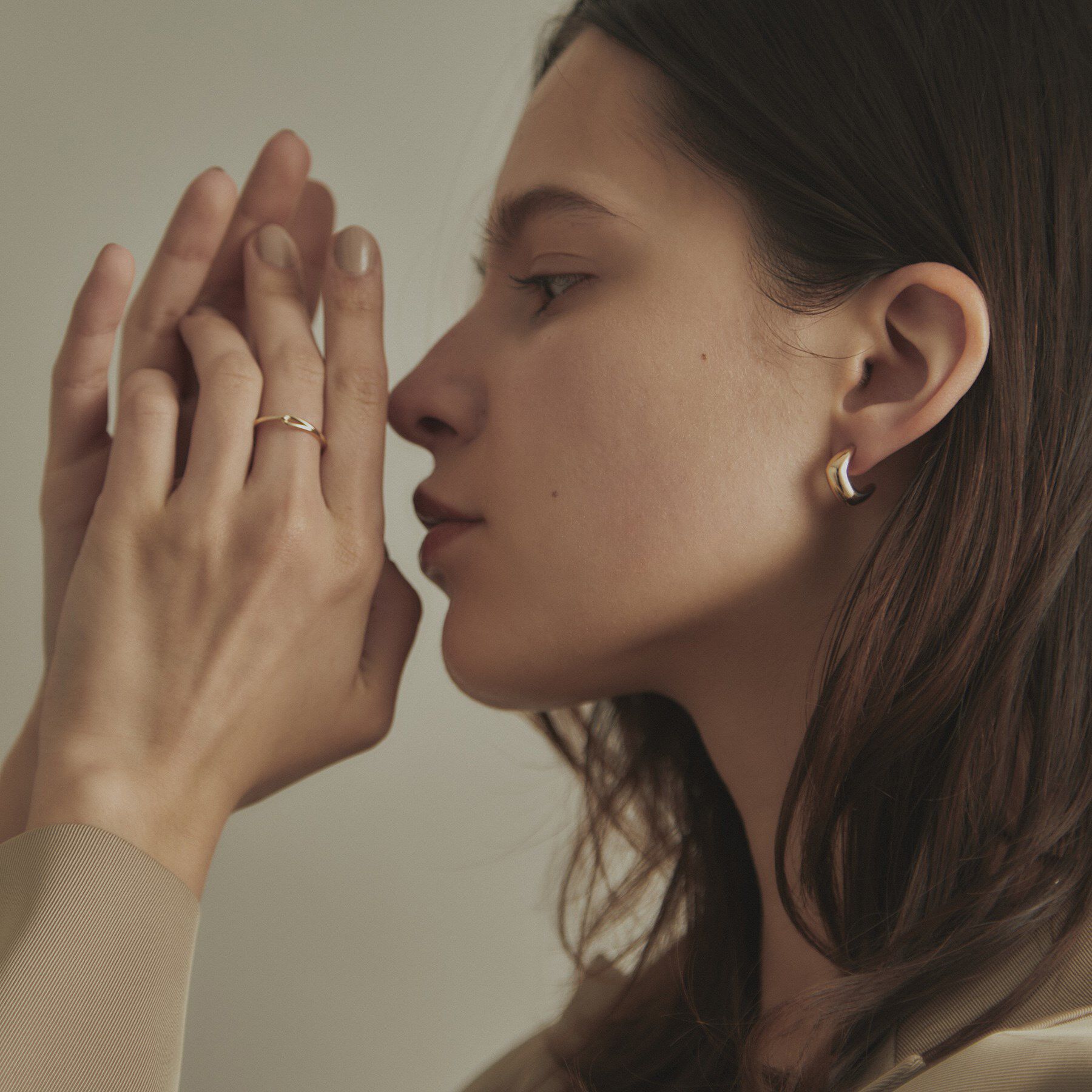 COCOSHNIK「K10中空スクエアニュアンスフープ スタッドピアス」|ピアス|