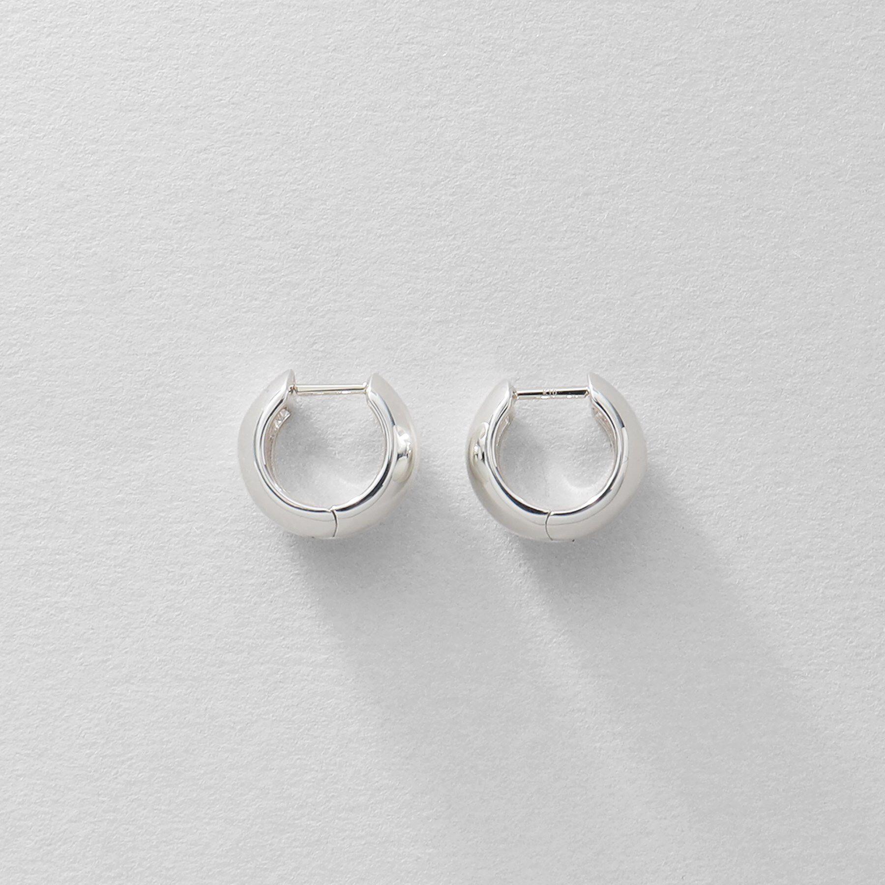 COCOSHNIK ONKITSCH「シルバー ハギーフープ ワイドピアス」|ピアス|