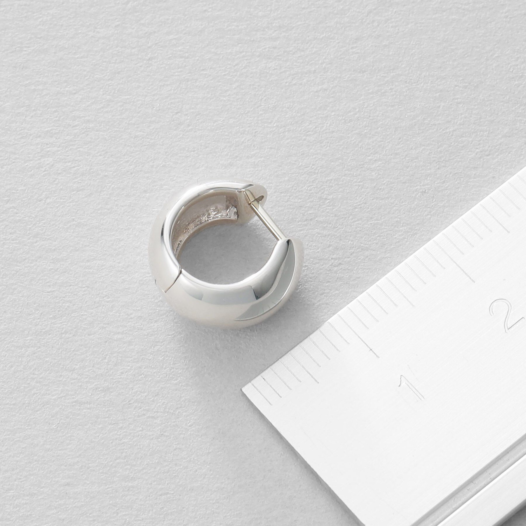 COCOSHNIK ONKITSCH「シルバー ハギーフープ ワイドピアス」|ピアス|