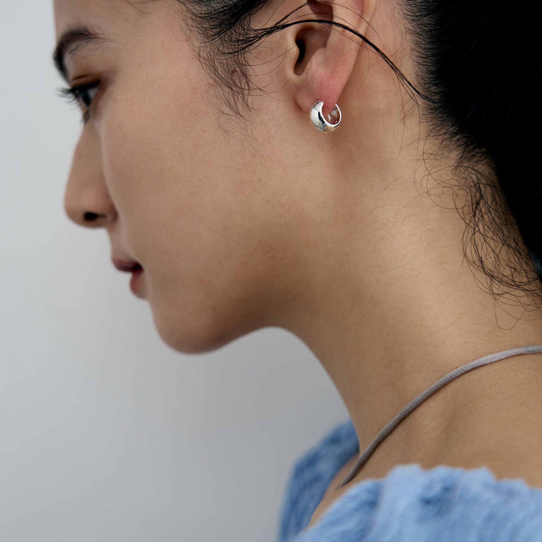 COCOSHNIK ONKITSCH「シルバー ハギーフープ ワイドピアス」|ピアス|