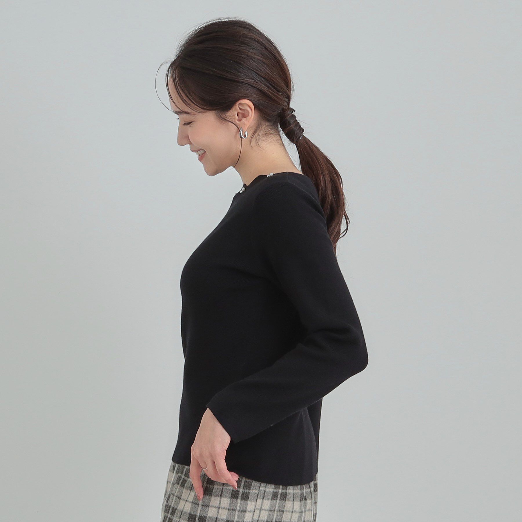 SHOO･LA･RUE「【洗濯機可/S-LL】スカラップネックが上品な ビジュー付きニット」|ニット・セーター|