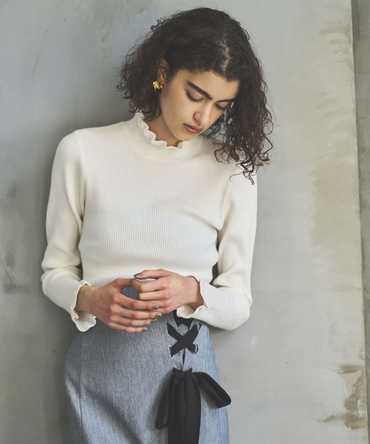 アンドクチュール「フリルネックリブプルオーバー」|ニット・セーター|