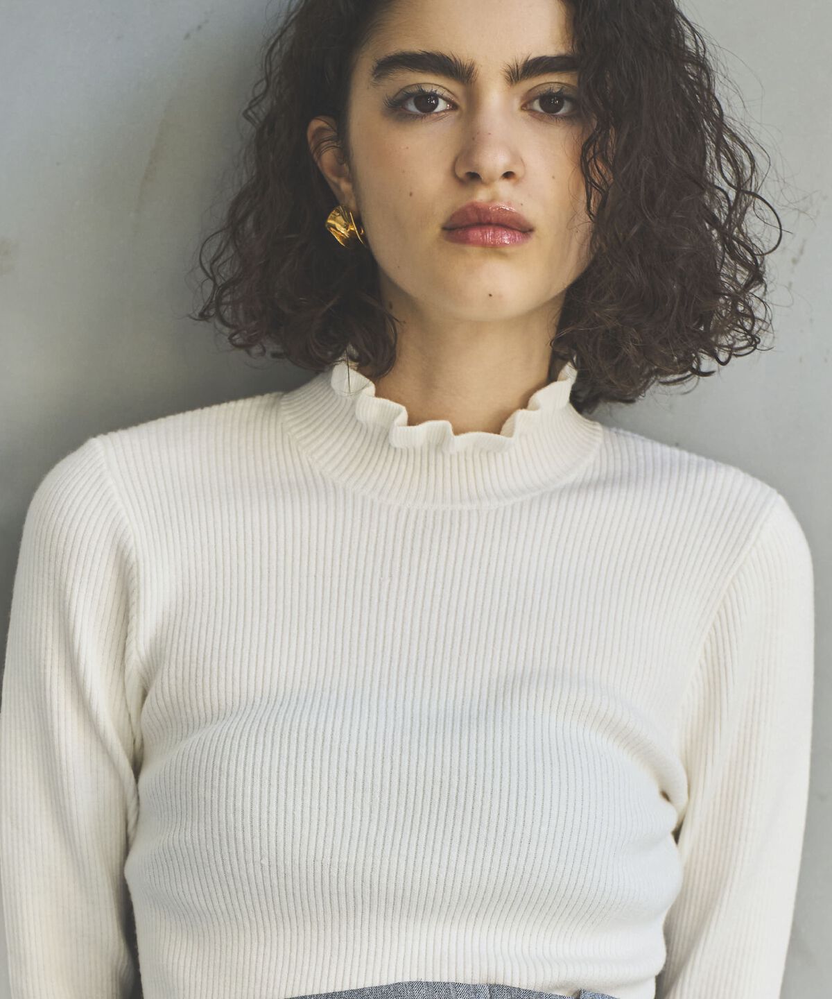 アンドクチュール「フリルネックリブプルオーバー」|ニット・セーター|