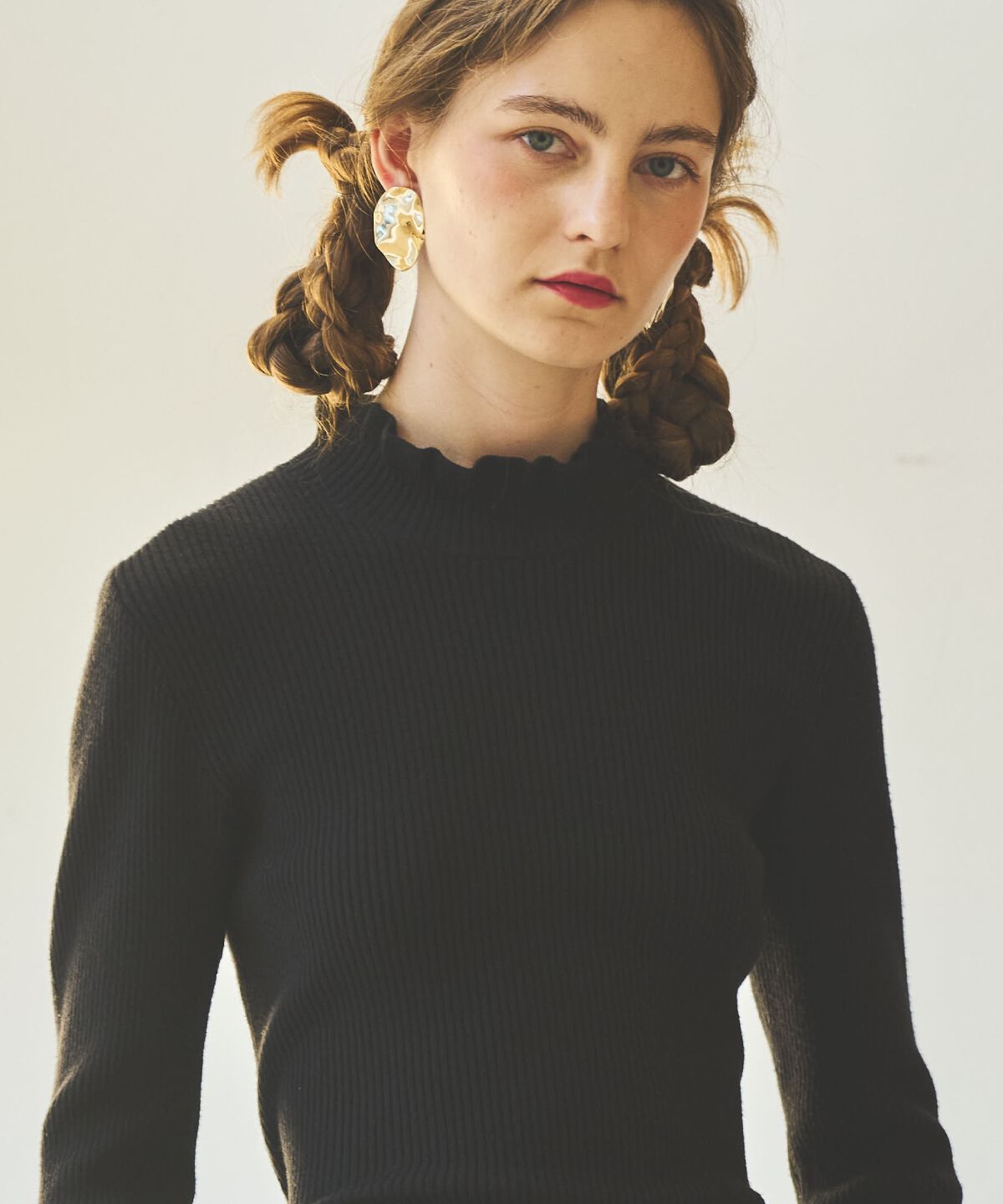 アンドクチュール「フリルネックリブプルオーバー」|ニット・セーター|