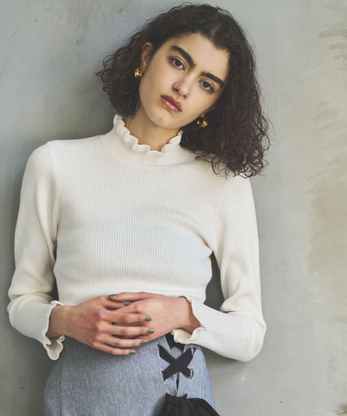 アンドクチュール「フリルネックリブプルオーバー」|ニット・セーター|